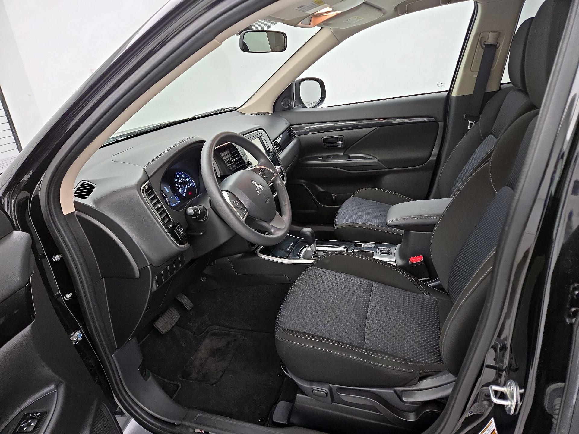 Thumbnail: 2020 Mitsubishi Outlander - 9