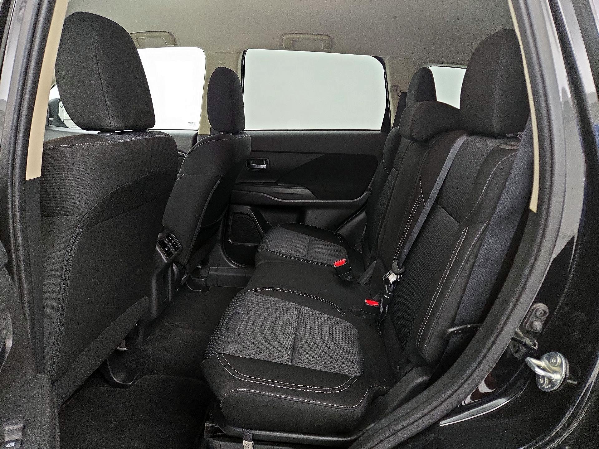 Thumbnail: 2020 Mitsubishi Outlander - 17