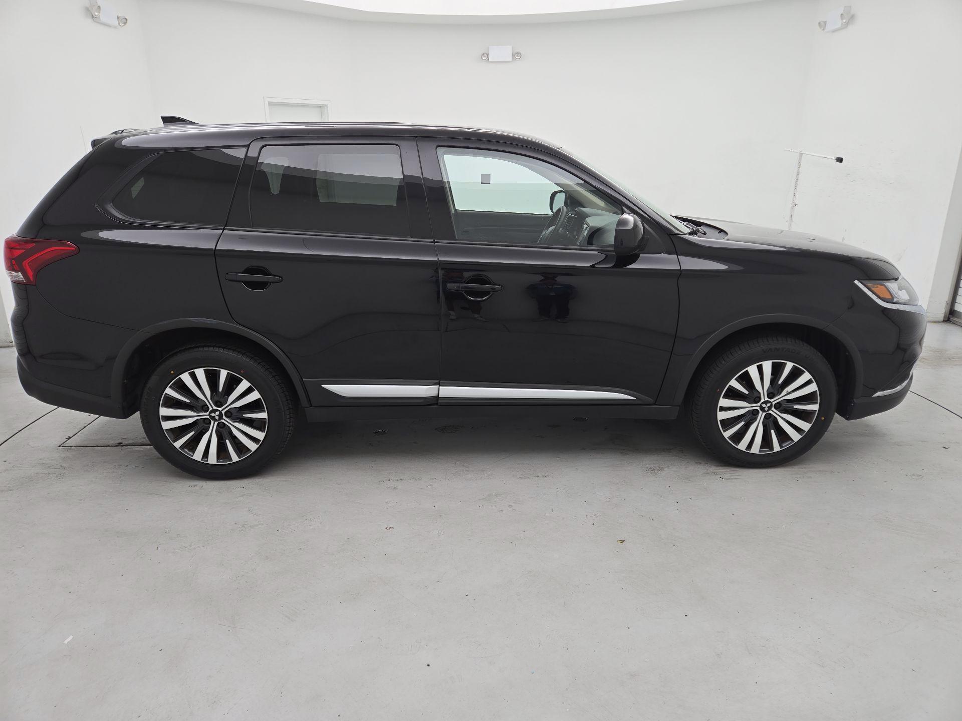 Thumbnail: 2020 Mitsubishi Outlander - 4