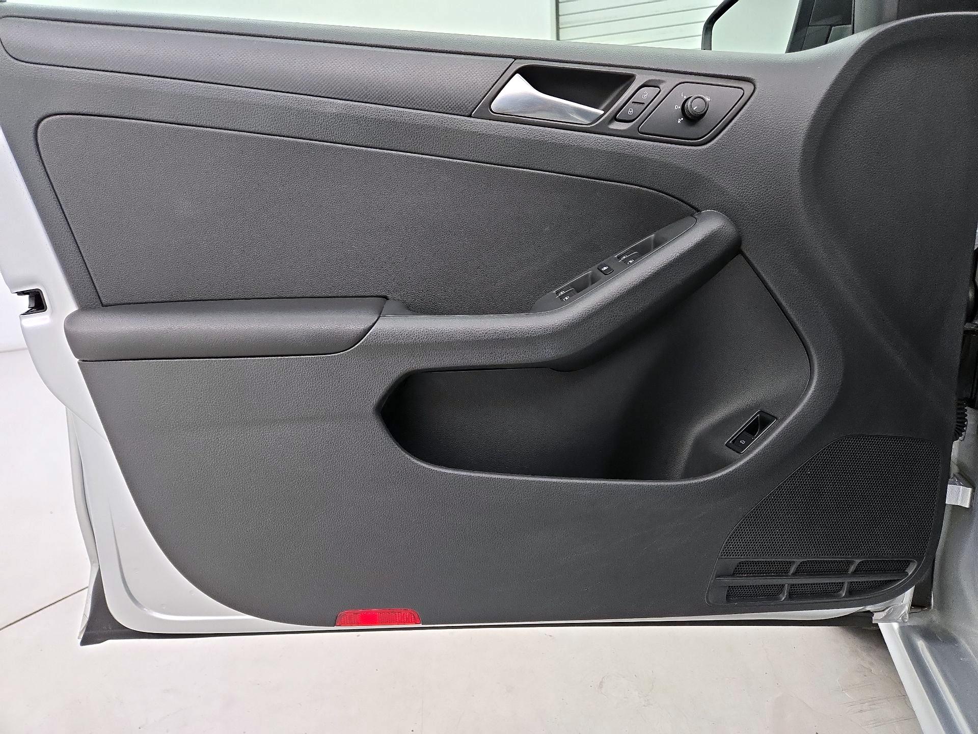 Thumbnail: 2015 Volkswagen Jetta - 10