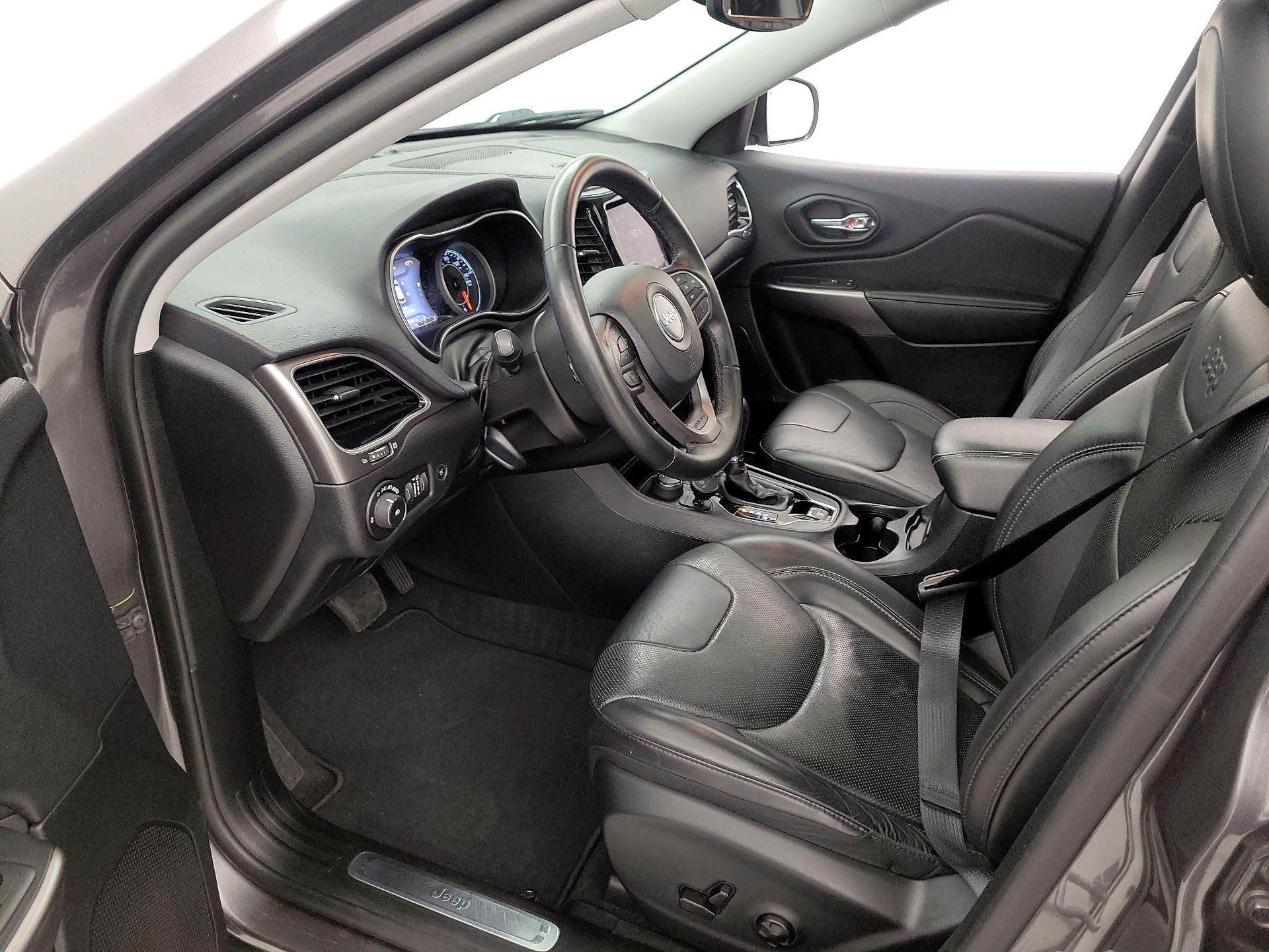 Thumbnail: 2019 Jeep Cherokee - 11