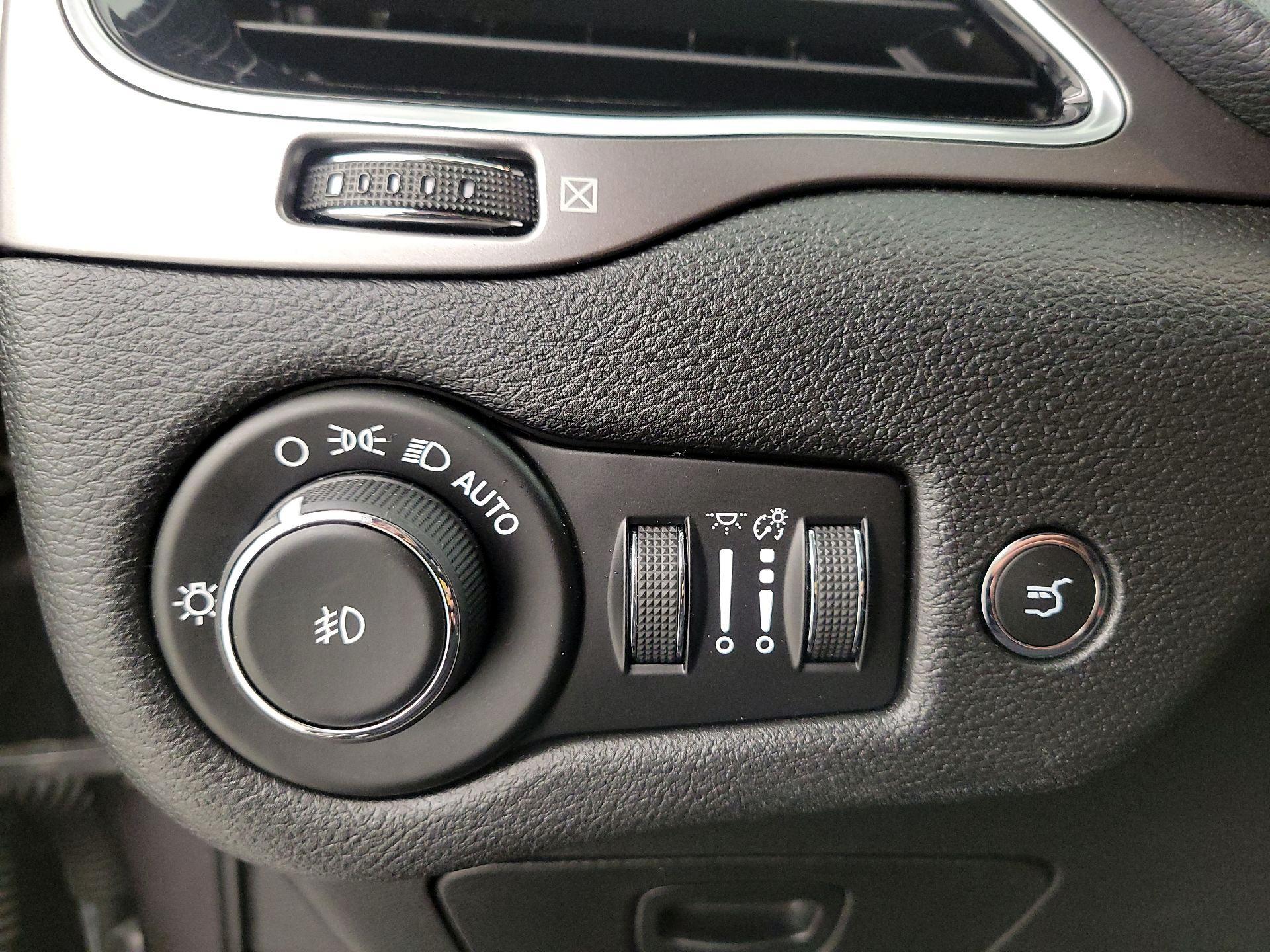 Thumbnail: 2019 Jeep Cherokee - 13