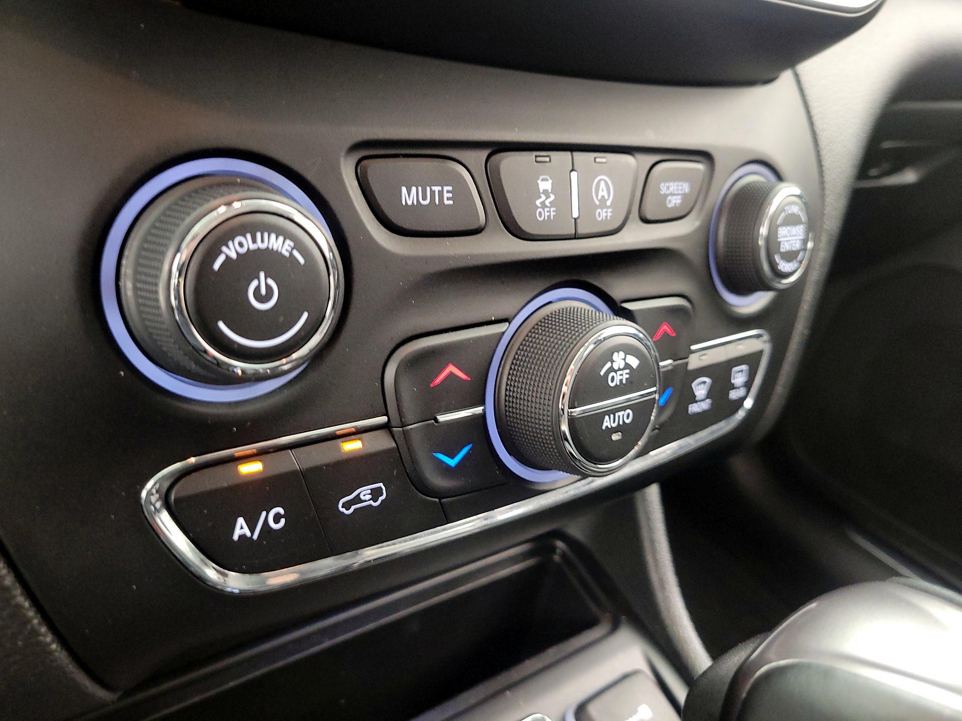 Thumbnail: 2019 Jeep Cherokee - 16