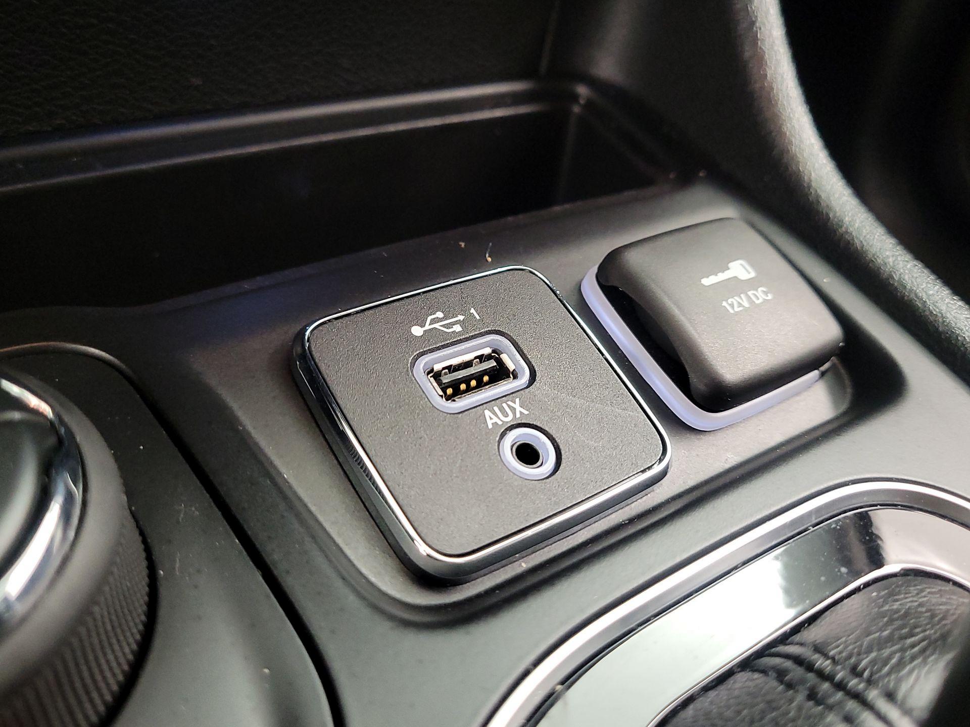 Thumbnail: 2019 Jeep Cherokee - 18
