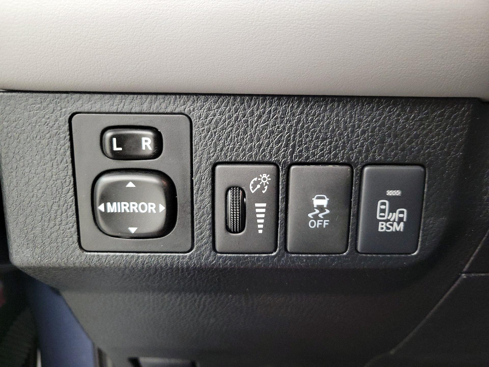 Thumbnail: 2013 Toyota RAV4 - 11