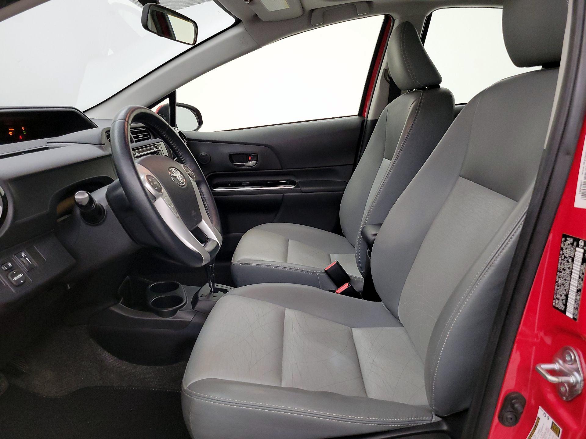 Thumbnail: 2015 Toyota Prius c - 11