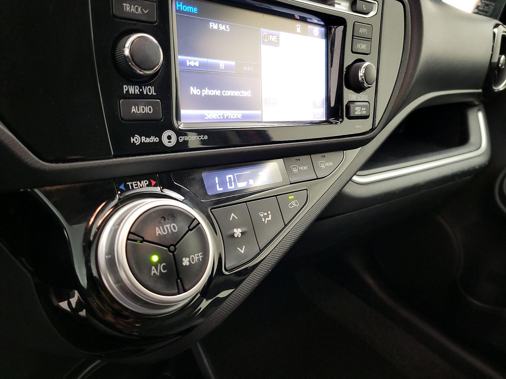 Thumbnail: 2015 Toyota Prius c - 15