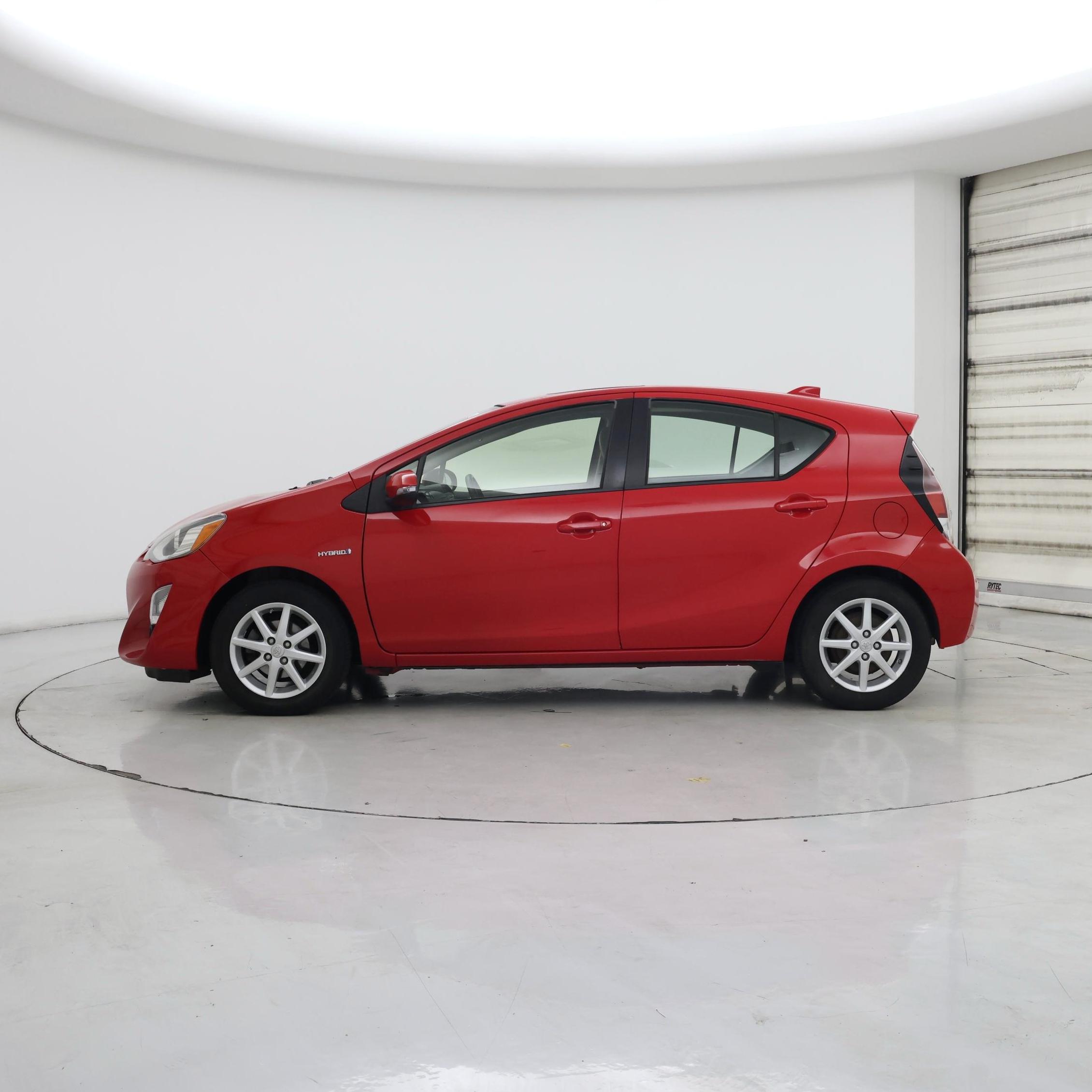 Thumbnail: 2015 Toyota Prius c - 3