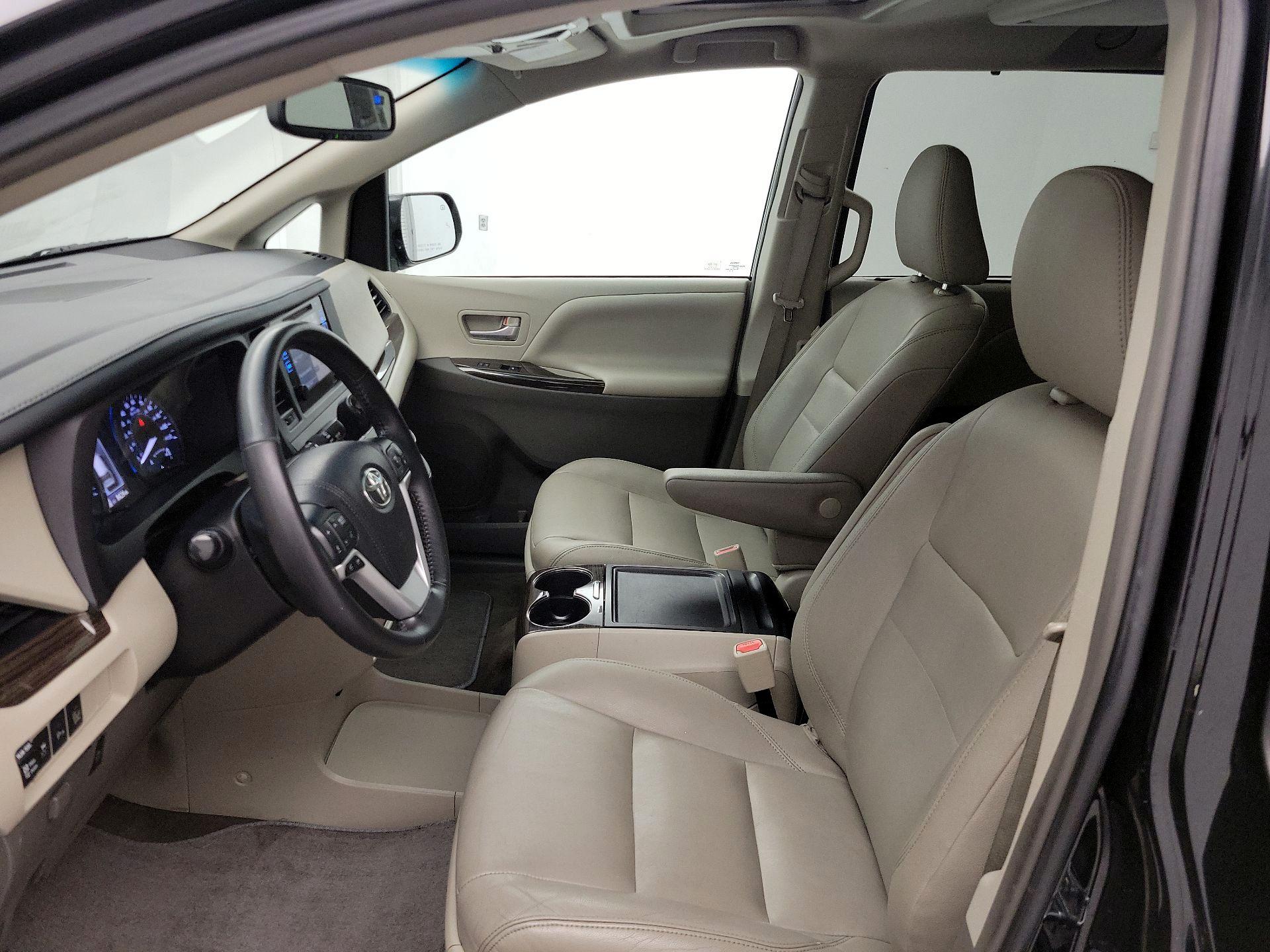 Thumbnail: 2017 Toyota Sienna - 11
