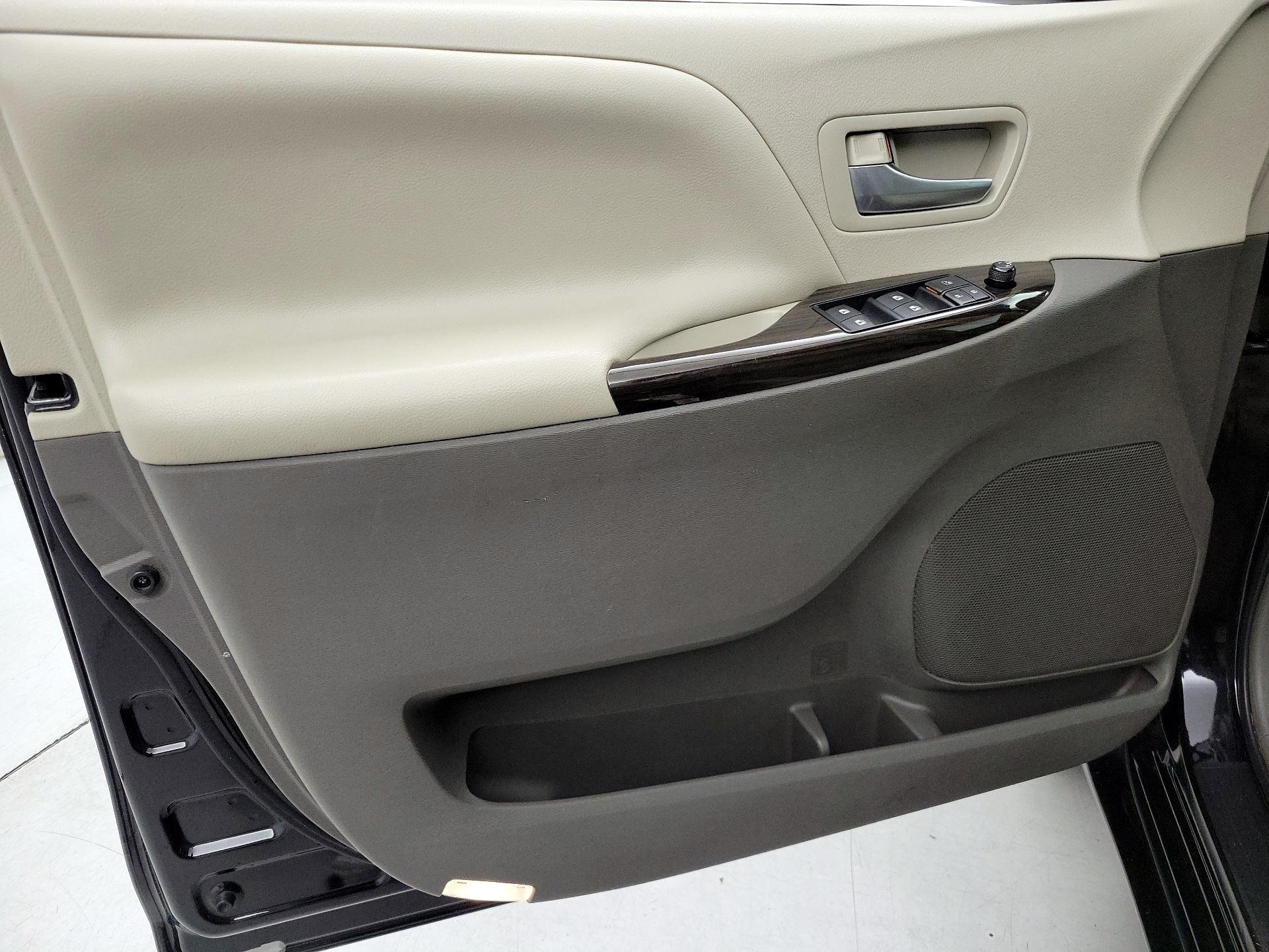 Thumbnail: 2017 Toyota Sienna - 12