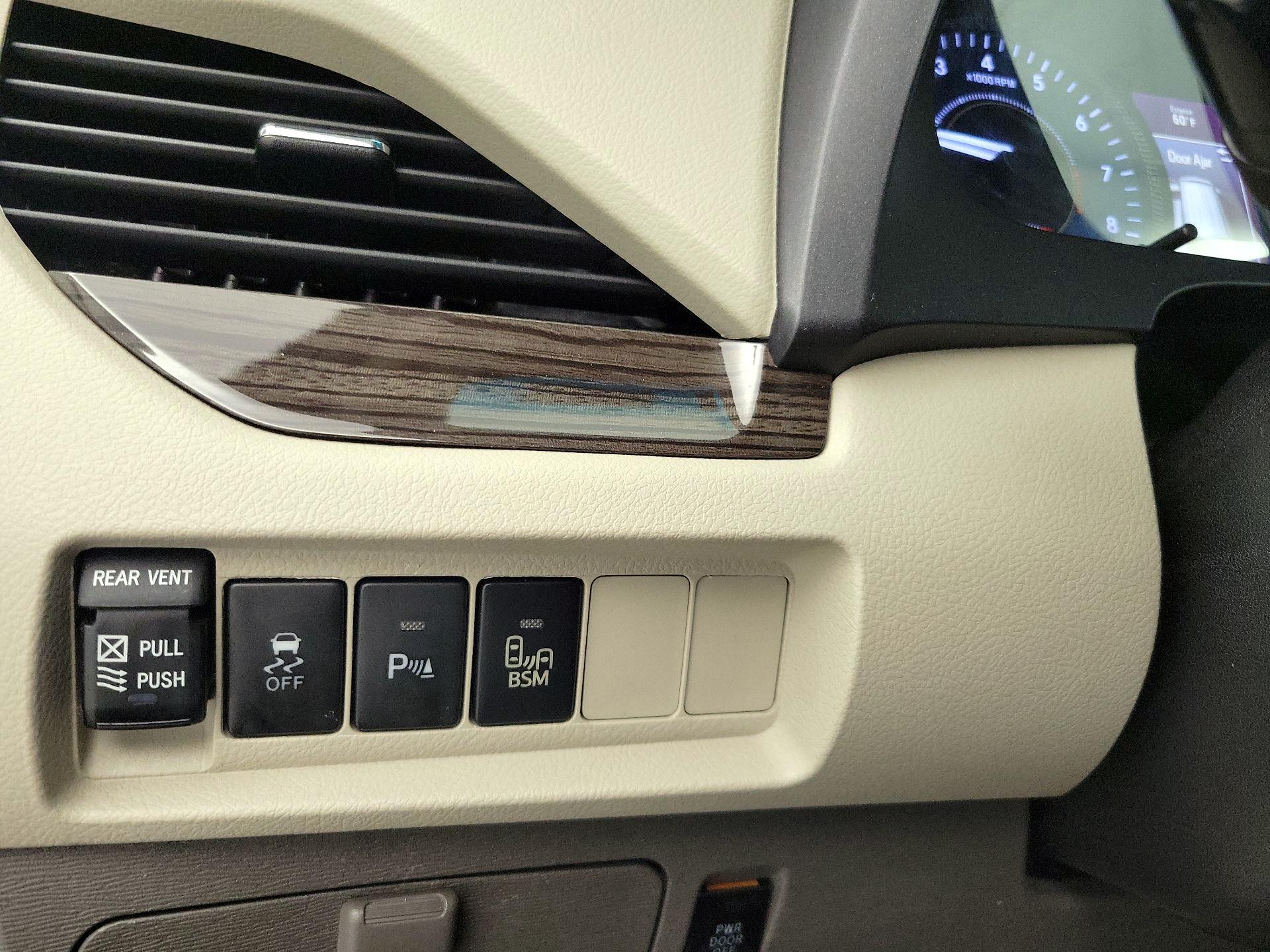 Thumbnail: 2017 Toyota Sienna - 13
