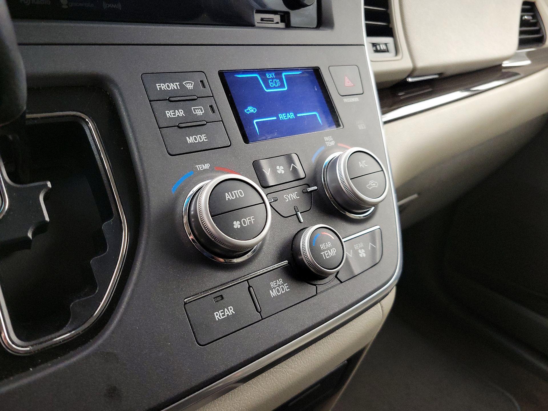 Thumbnail: 2017 Toyota Sienna - 17