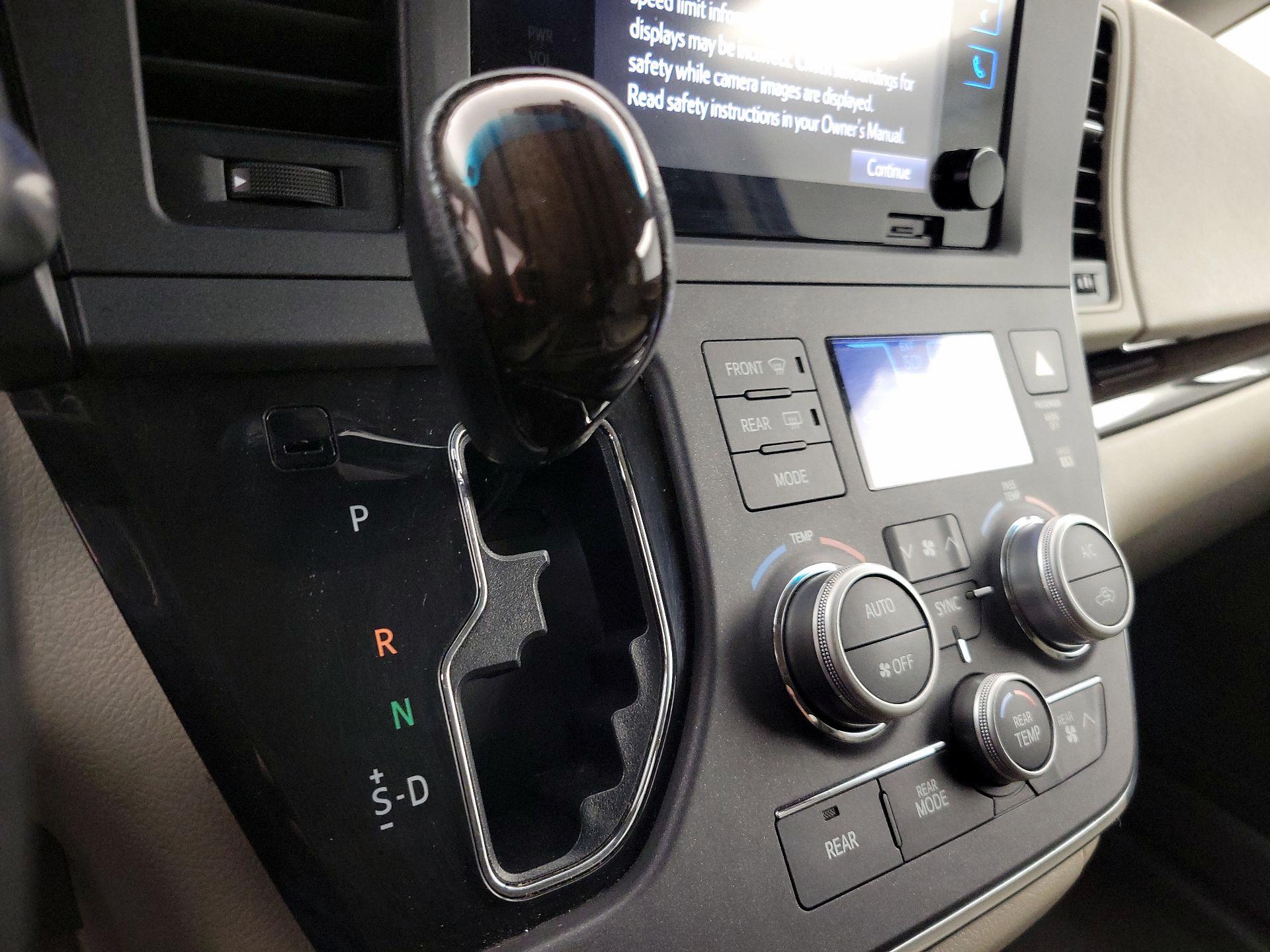 Thumbnail: 2017 Toyota Sienna - 18