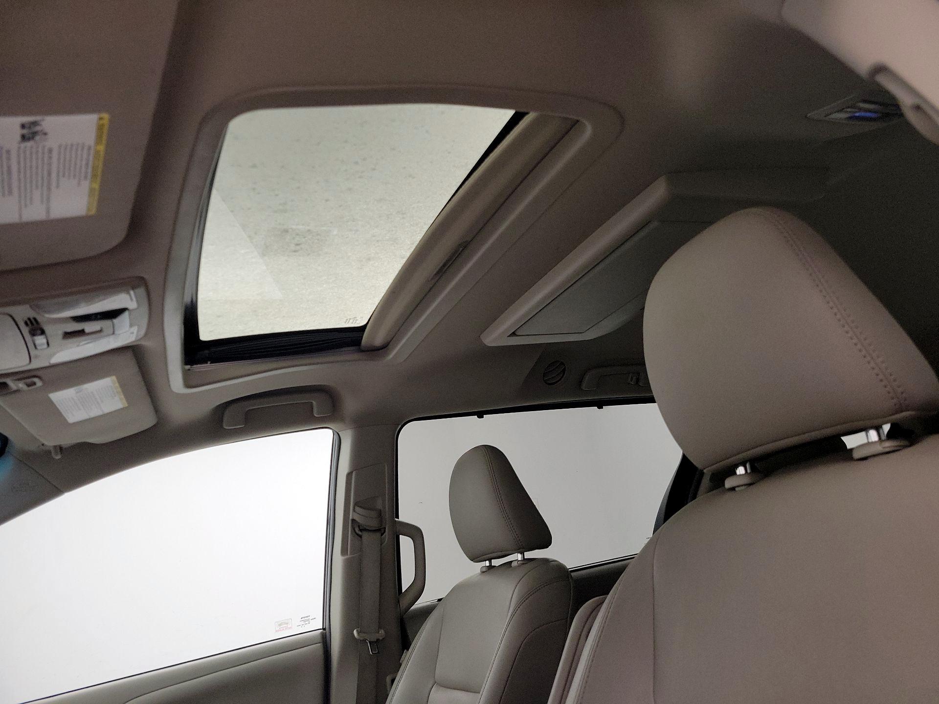 Thumbnail: 2017 Toyota Sienna - 20