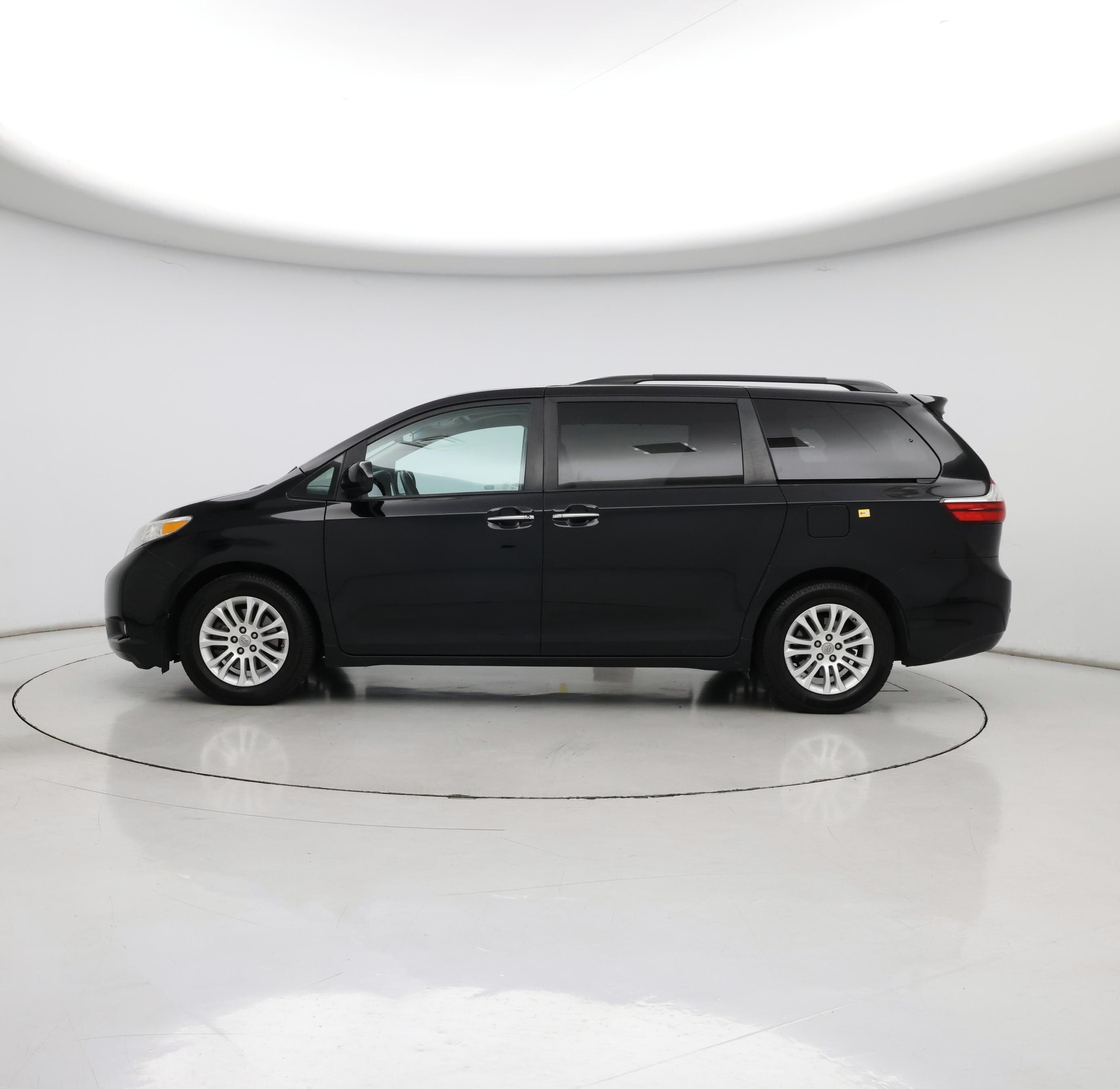 Thumbnail: 2017 Toyota Sienna - 3