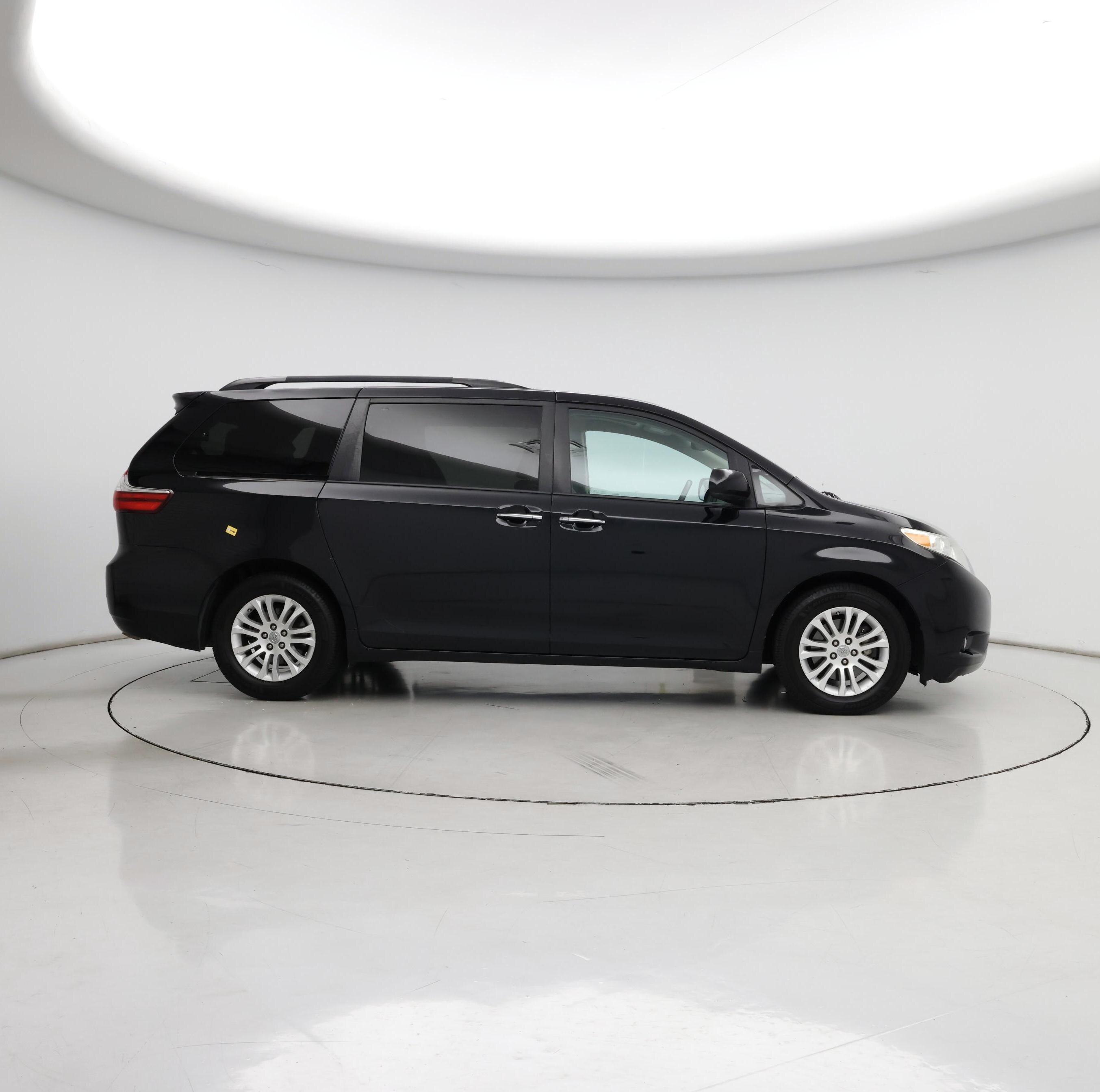 Thumbnail: 2017 Toyota Sienna - 7
