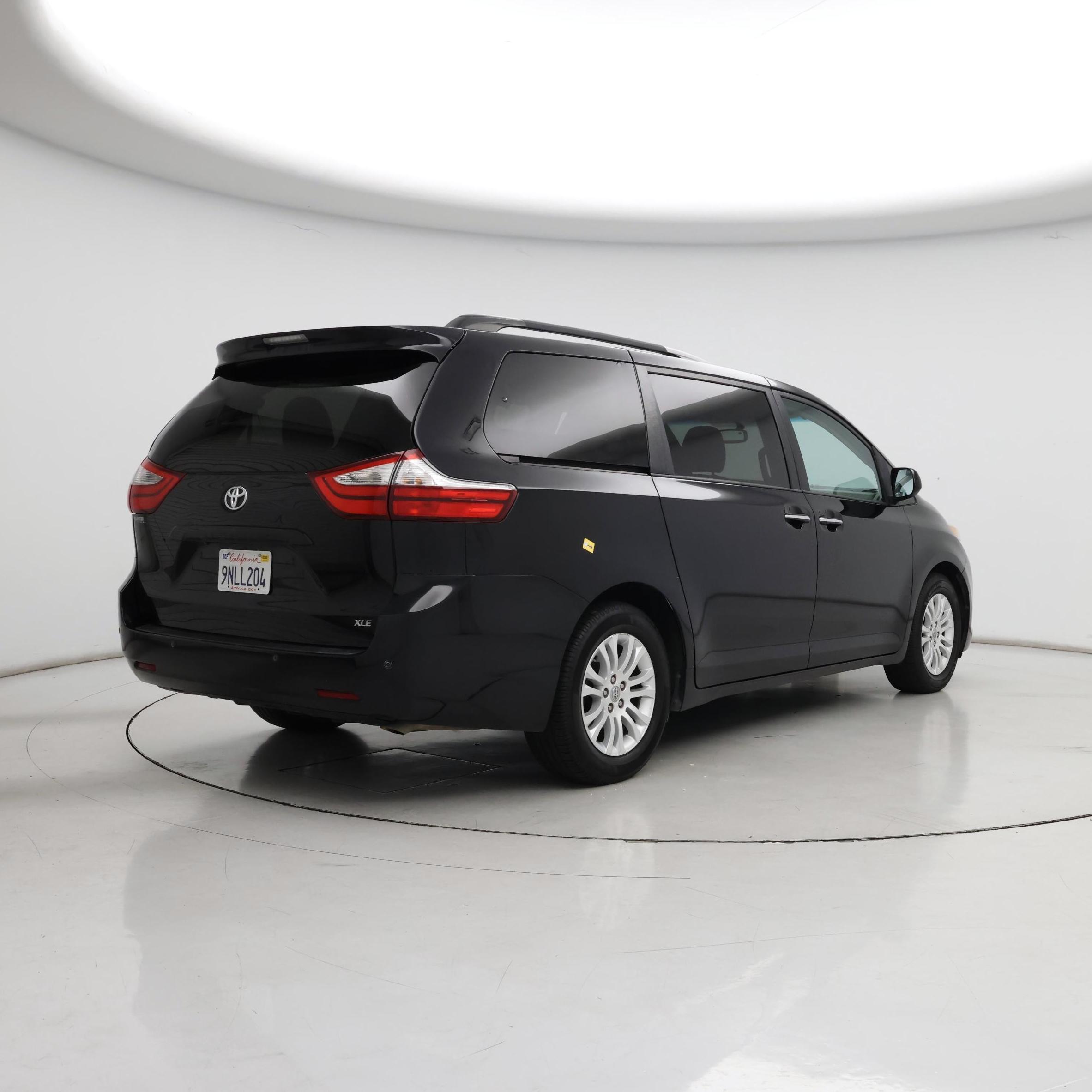 Thumbnail: 2017 Toyota Sienna - 8