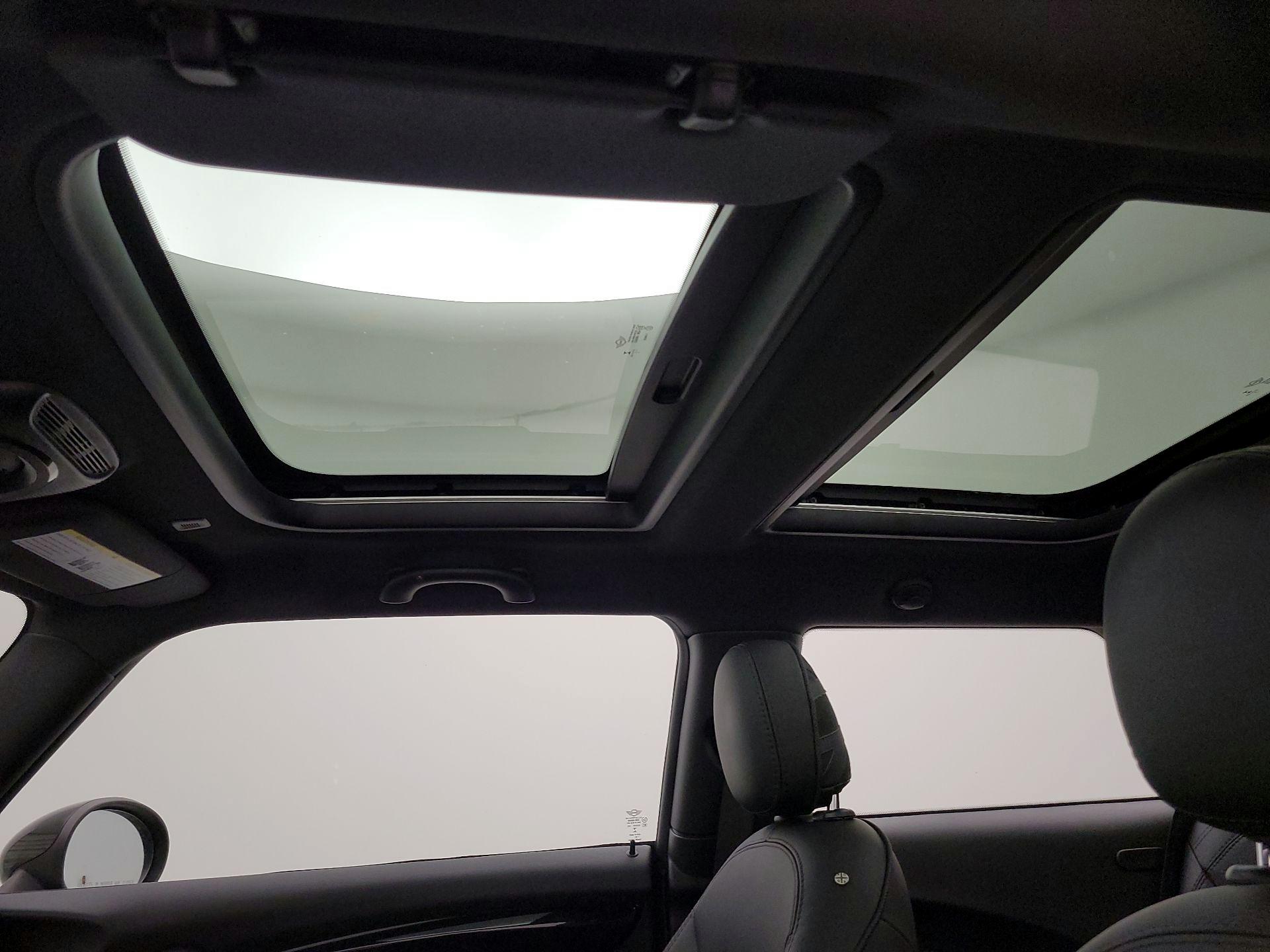 Thumbnail: 2019 MINI Cooper Hardtop - 17