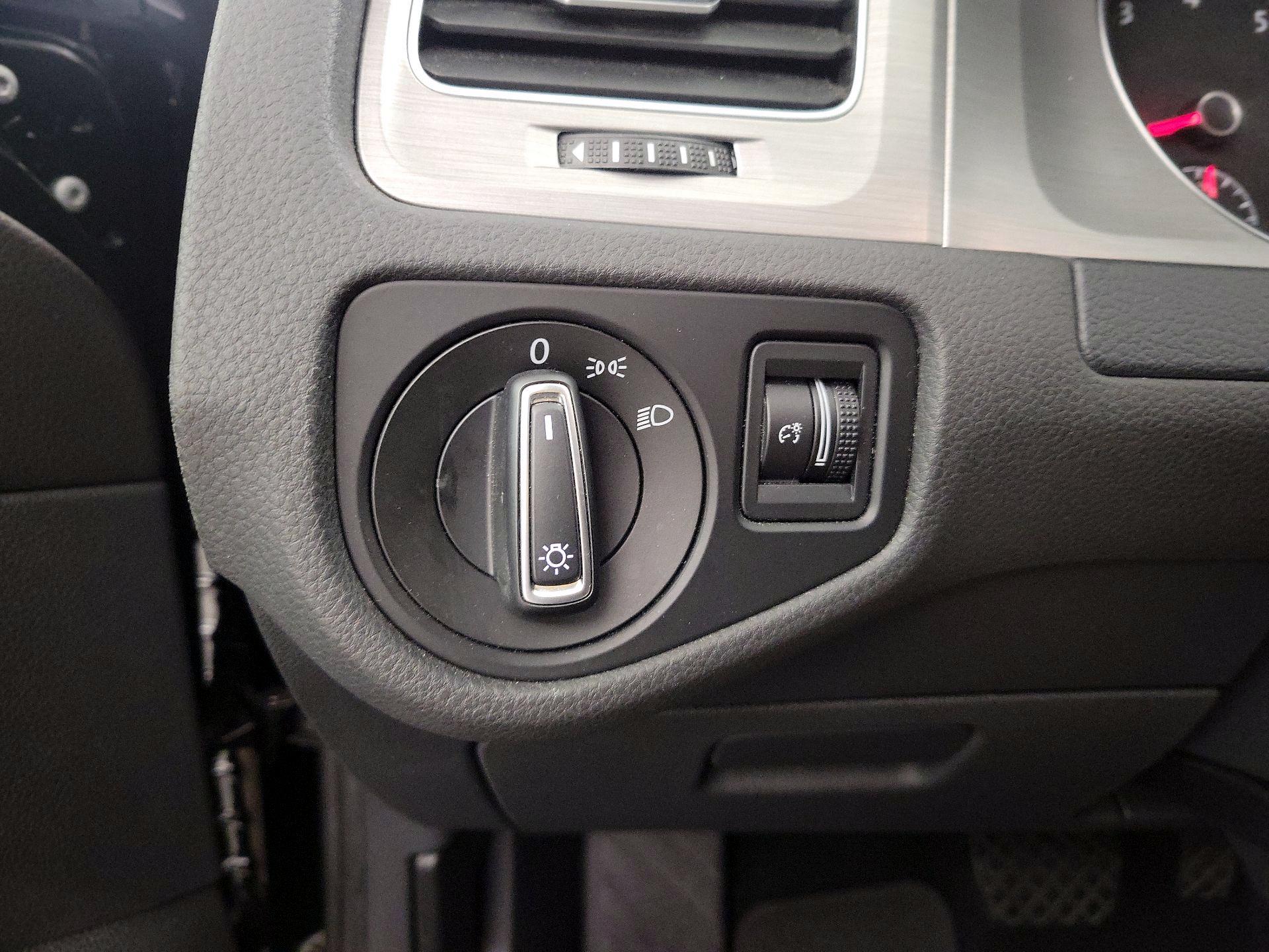 Thumbnail: 2016 Volkswagen Golf - 13