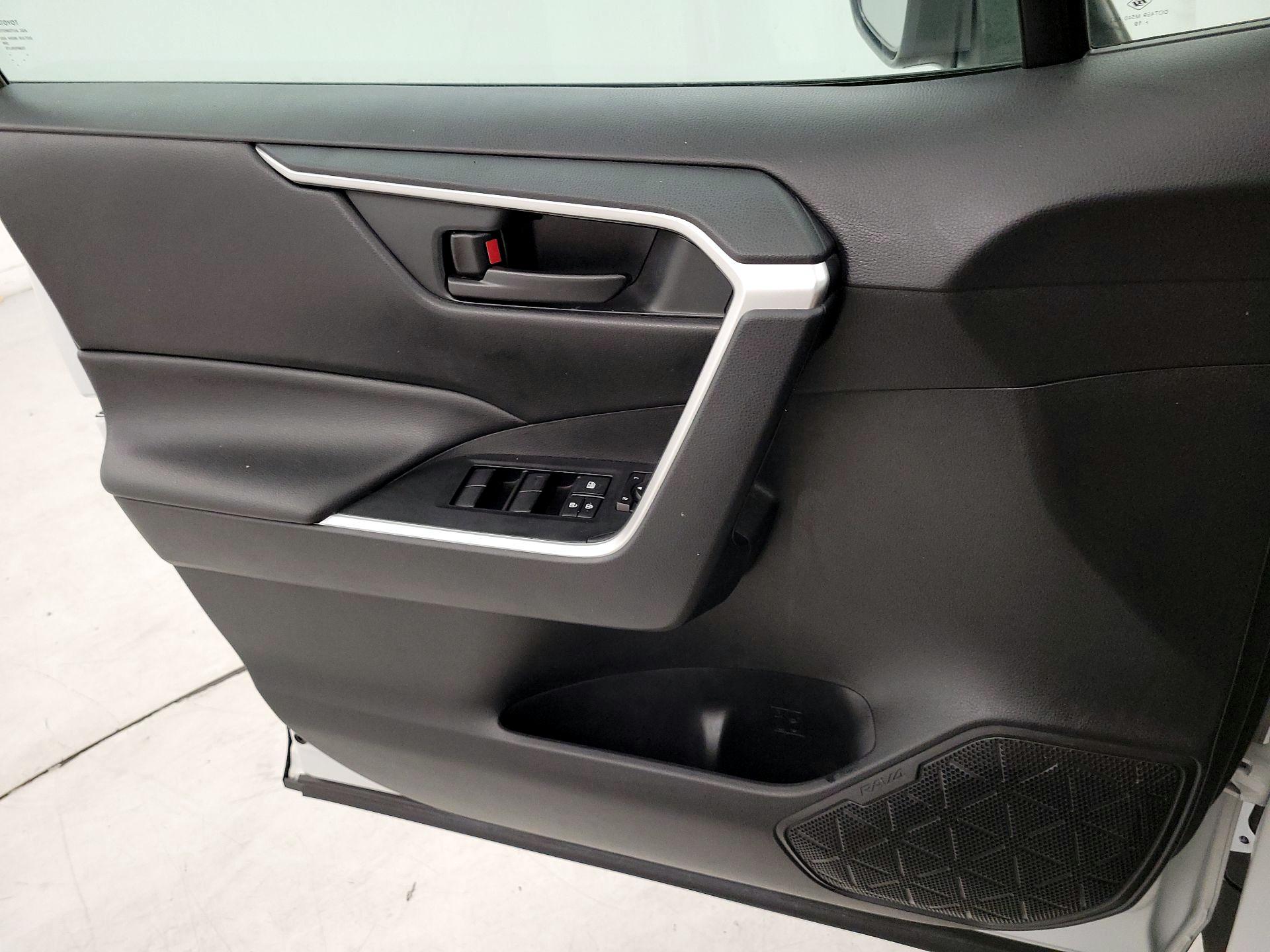 Thumbnail: 2020 Toyota RAV4 - 12