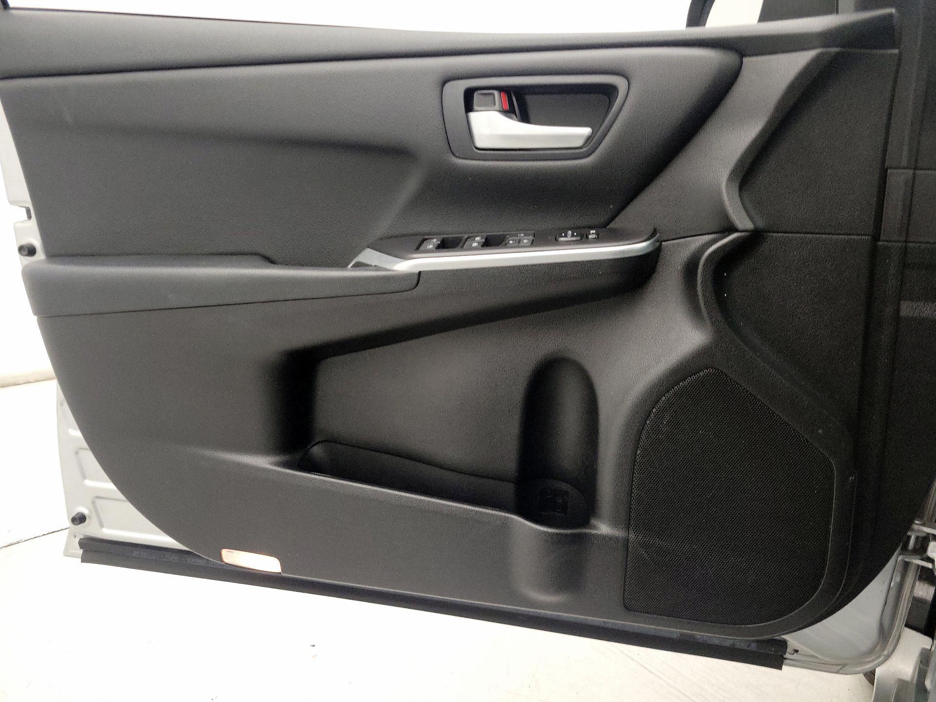 Thumbnail: 2016 Toyota Camry - 12