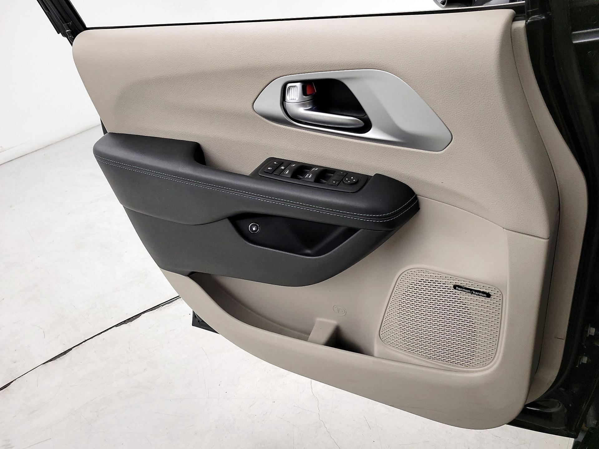 Thumbnail: 2018 Chrysler Pacifica - 12
