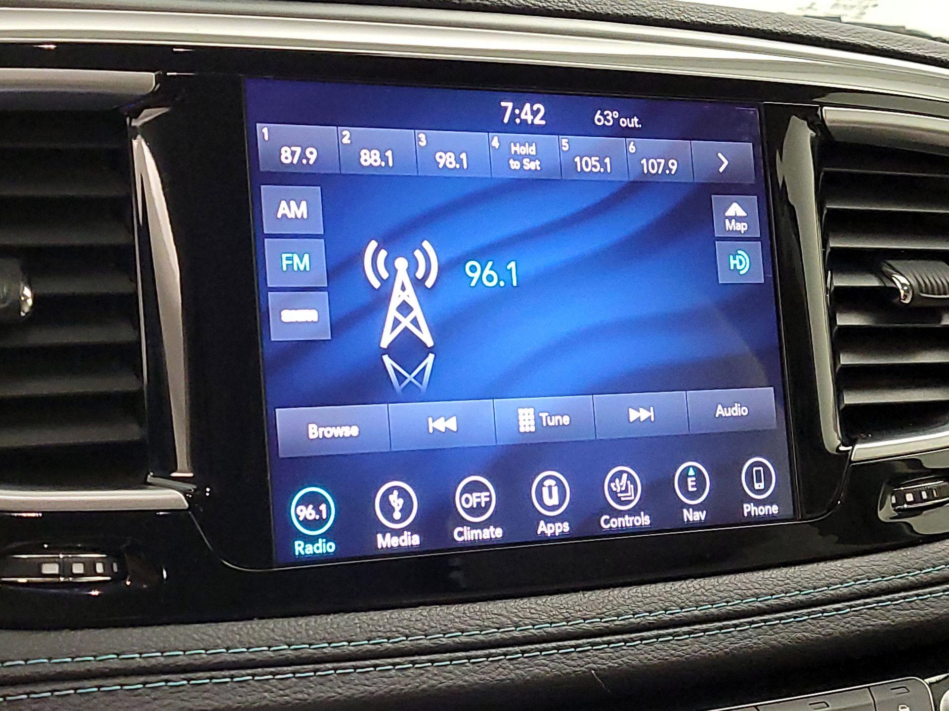 Thumbnail: 2018 Chrysler Pacifica - 16