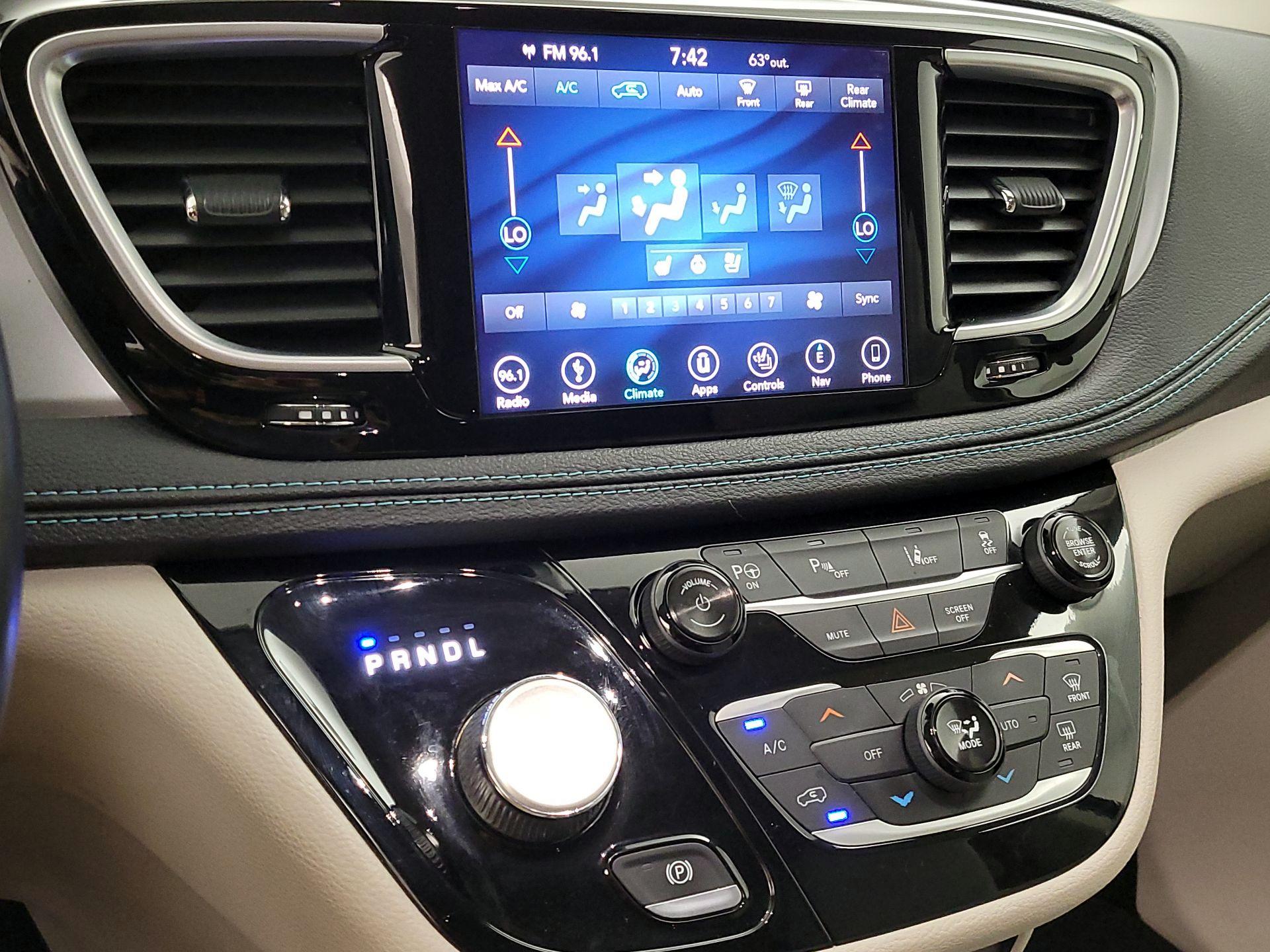 Thumbnail: 2018 Chrysler Pacifica - 17