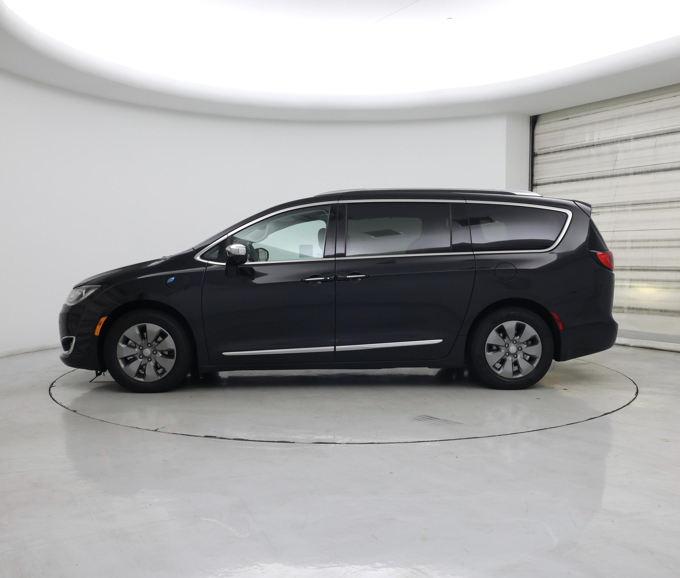 Thumbnail: 2018 Chrysler Pacifica - 3