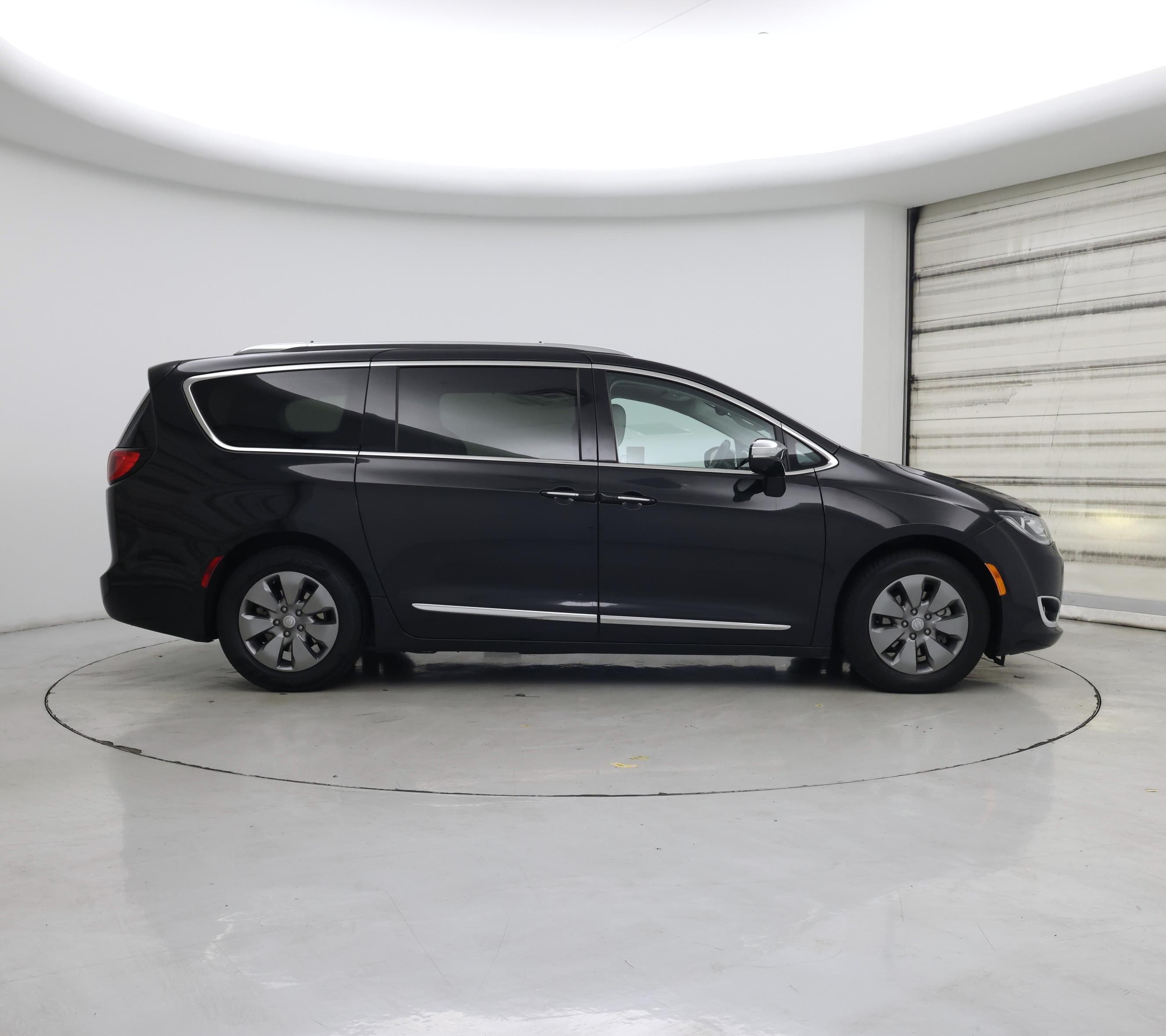 Thumbnail: 2018 Chrysler Pacifica - 7
