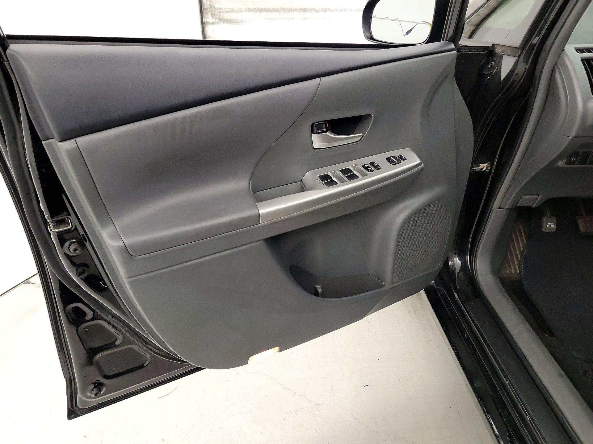 Thumbnail: 2014 Toyota Prius v - 12