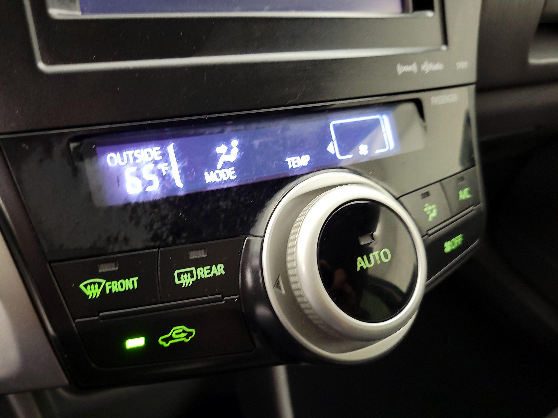 Thumbnail: 2014 Toyota Prius v - 16