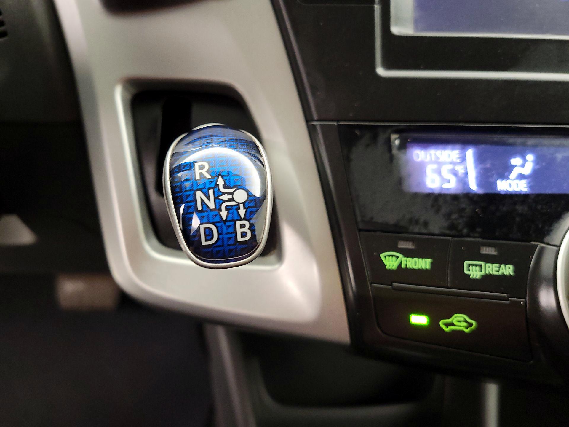 Thumbnail: 2014 Toyota Prius v - 17