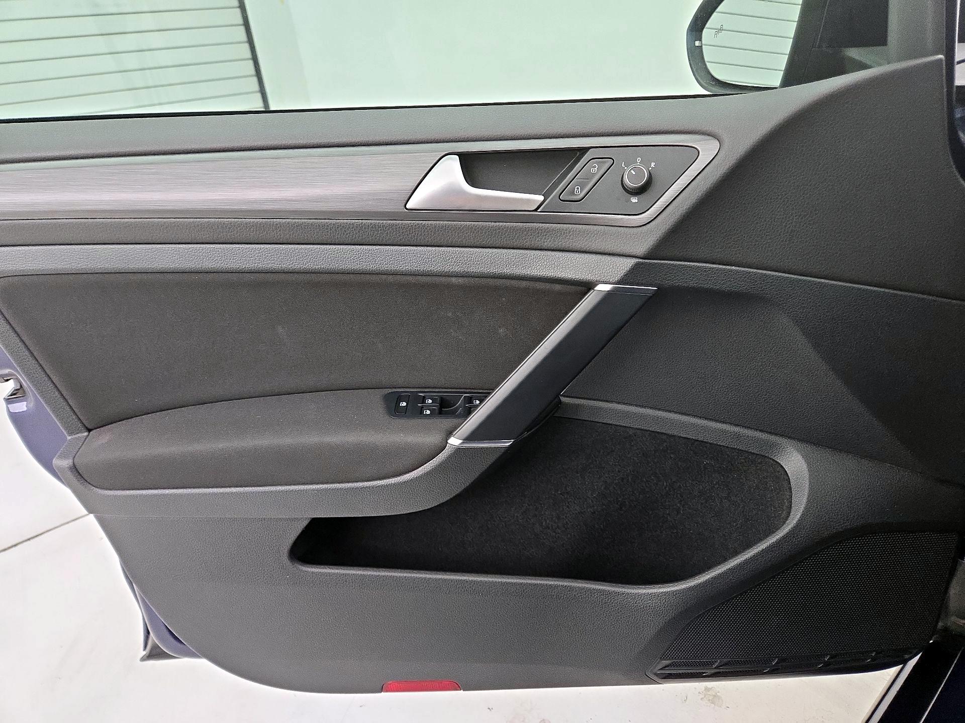 Thumbnail: 2019 Volkswagen e-Golf - 12