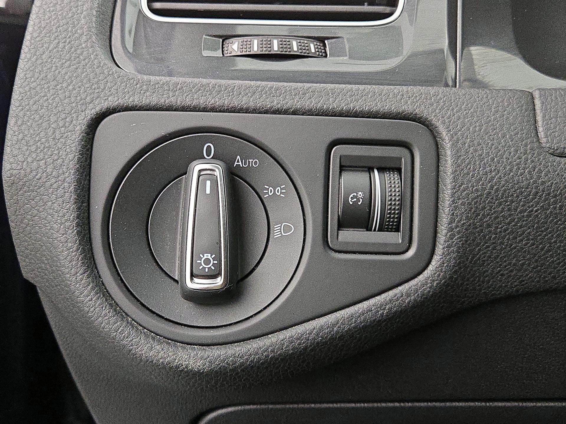 Thumbnail: 2019 Volkswagen e-Golf - 13