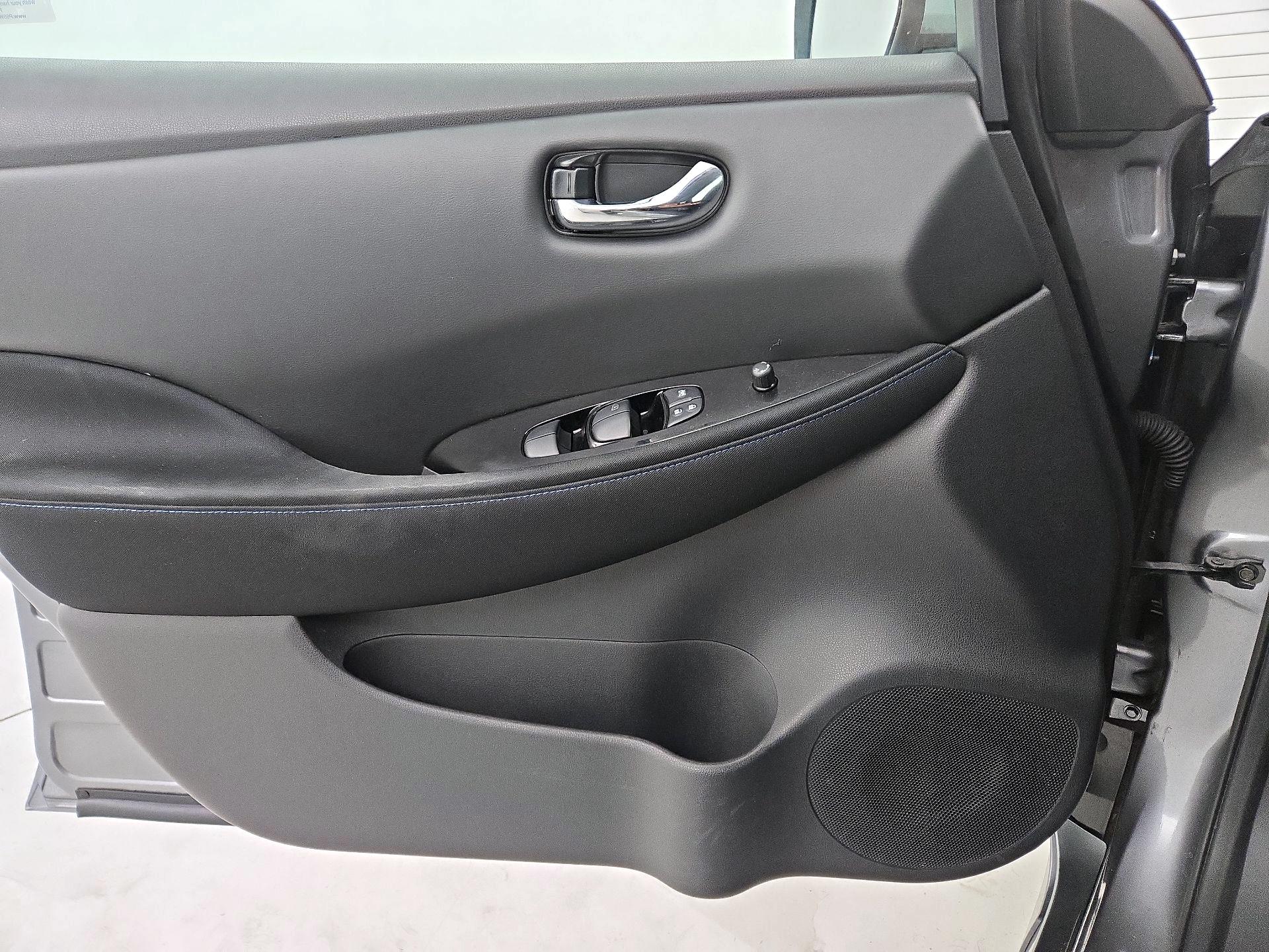 Thumbnail: 2021 Nissan Leaf - 10