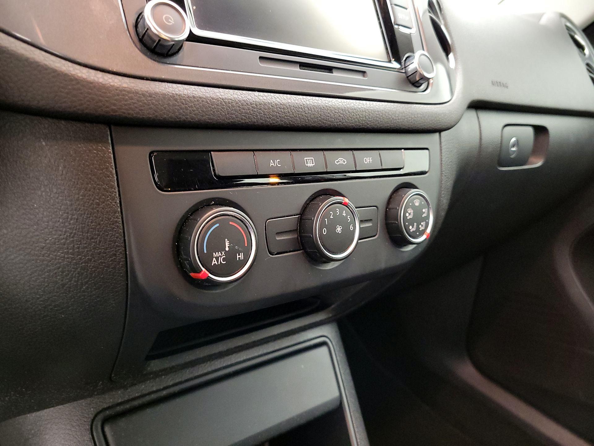Thumbnail: 2015 Volkswagen Tiguan - 15