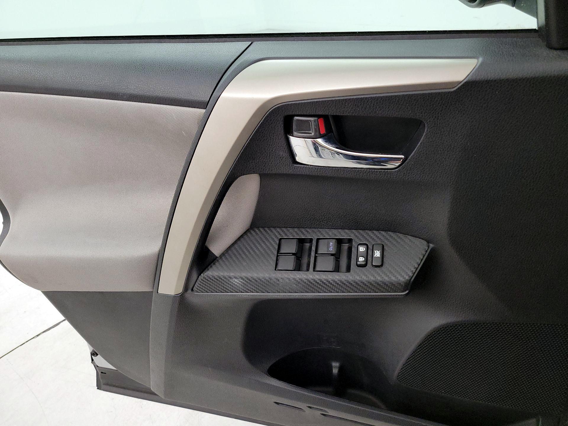 Thumbnail: 2015 Toyota RAV4 - 12