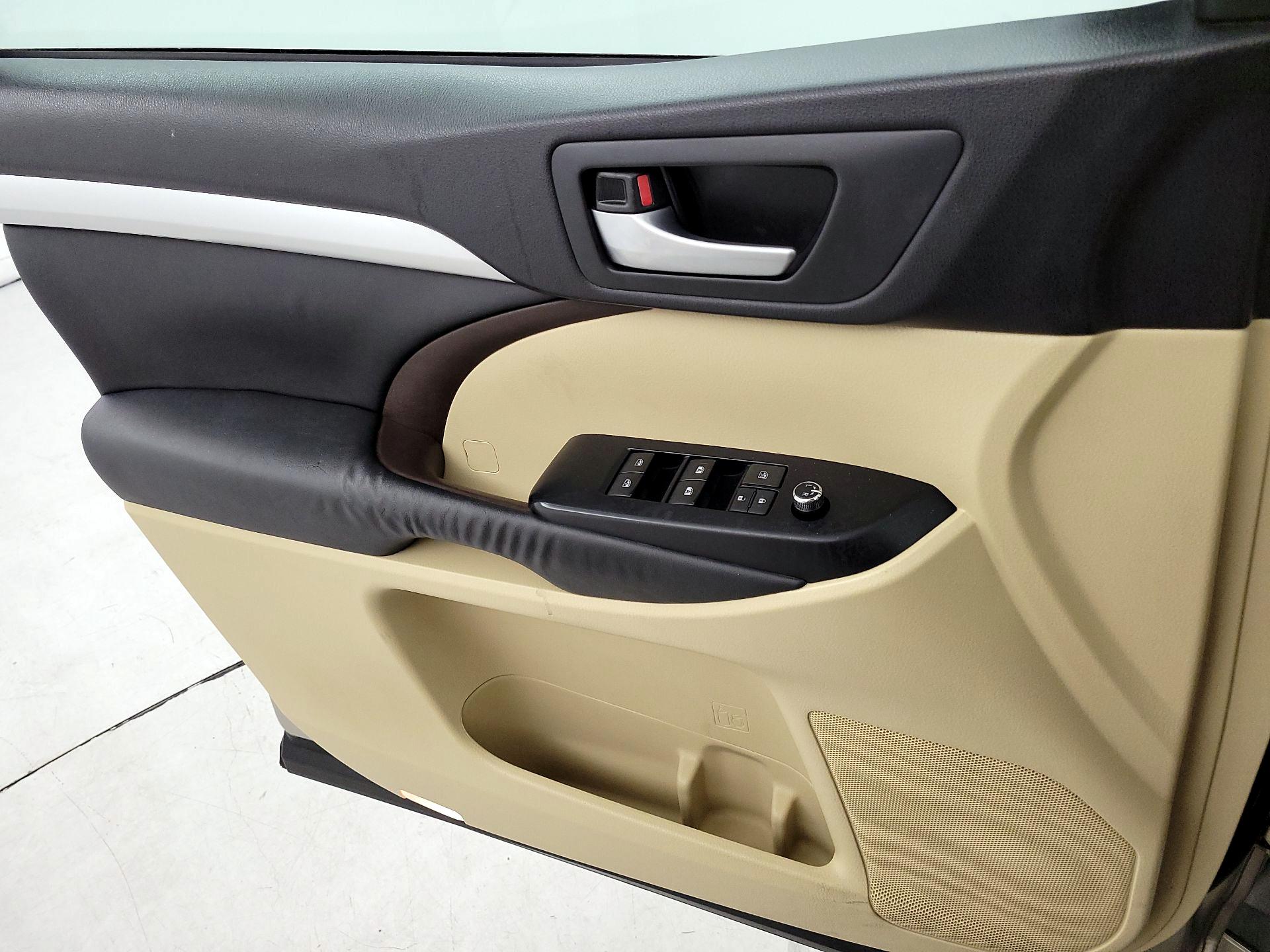 Thumbnail: 2015 Toyota Highlander - 12