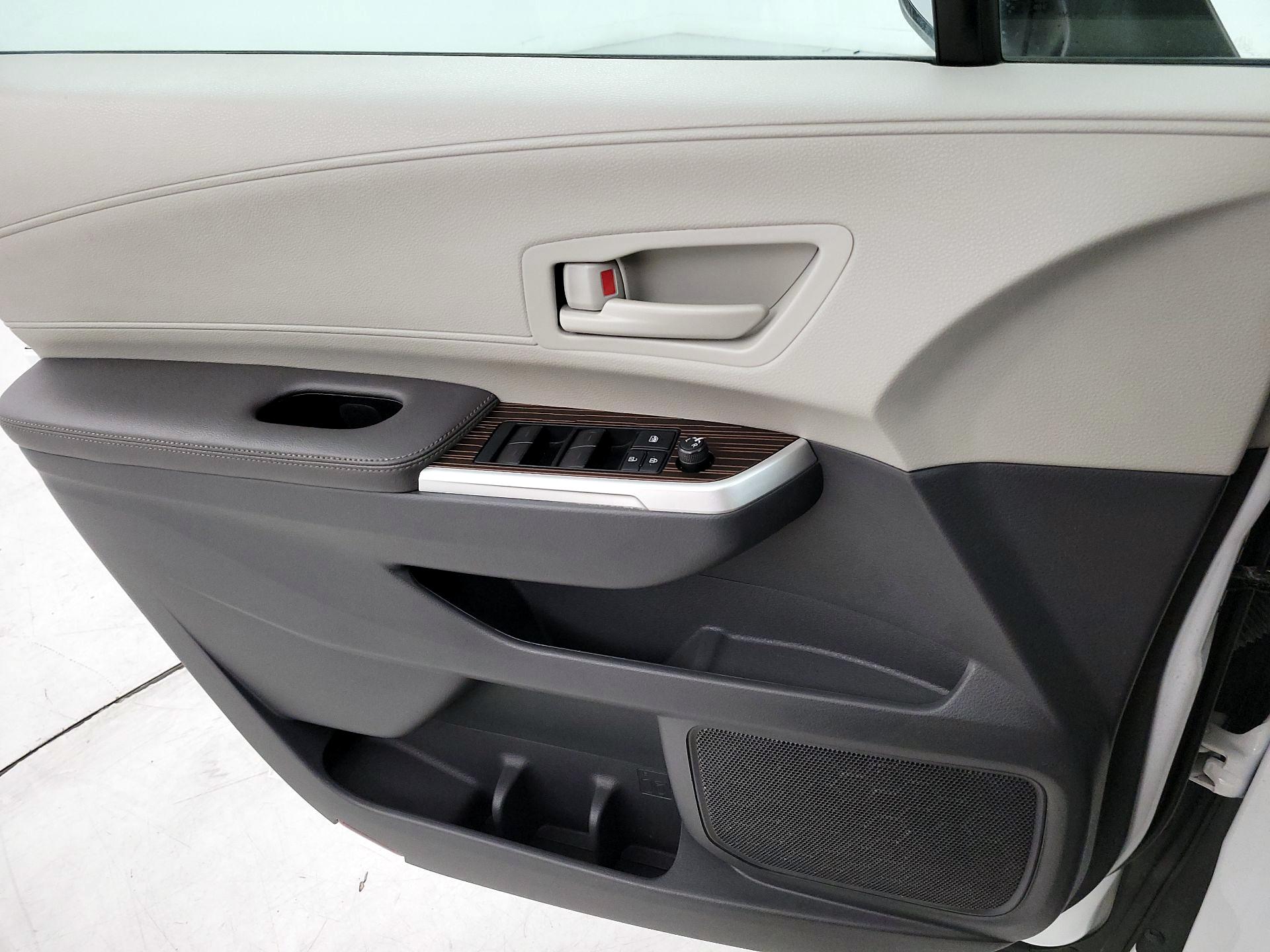 Thumbnail: 2021 Toyota Sienna - 12
