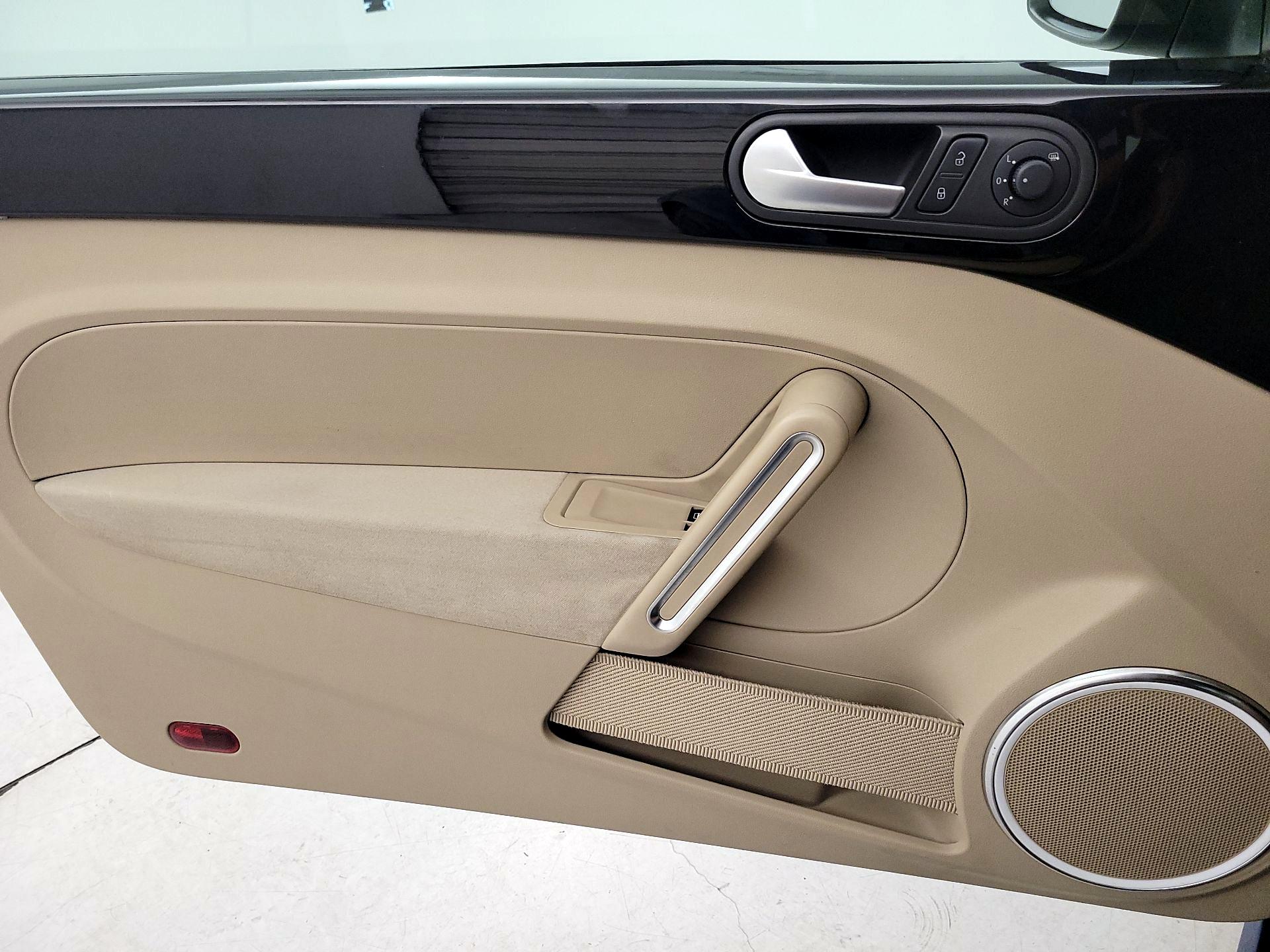 Thumbnail: 2013 Volkswagen Beetle - 12