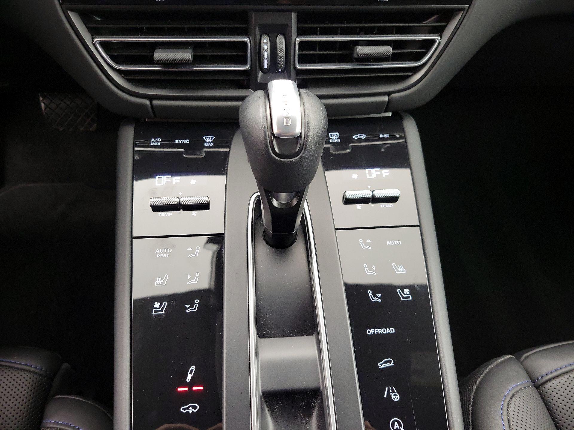 Thumbnail: 2022 Porsche Macan - 18