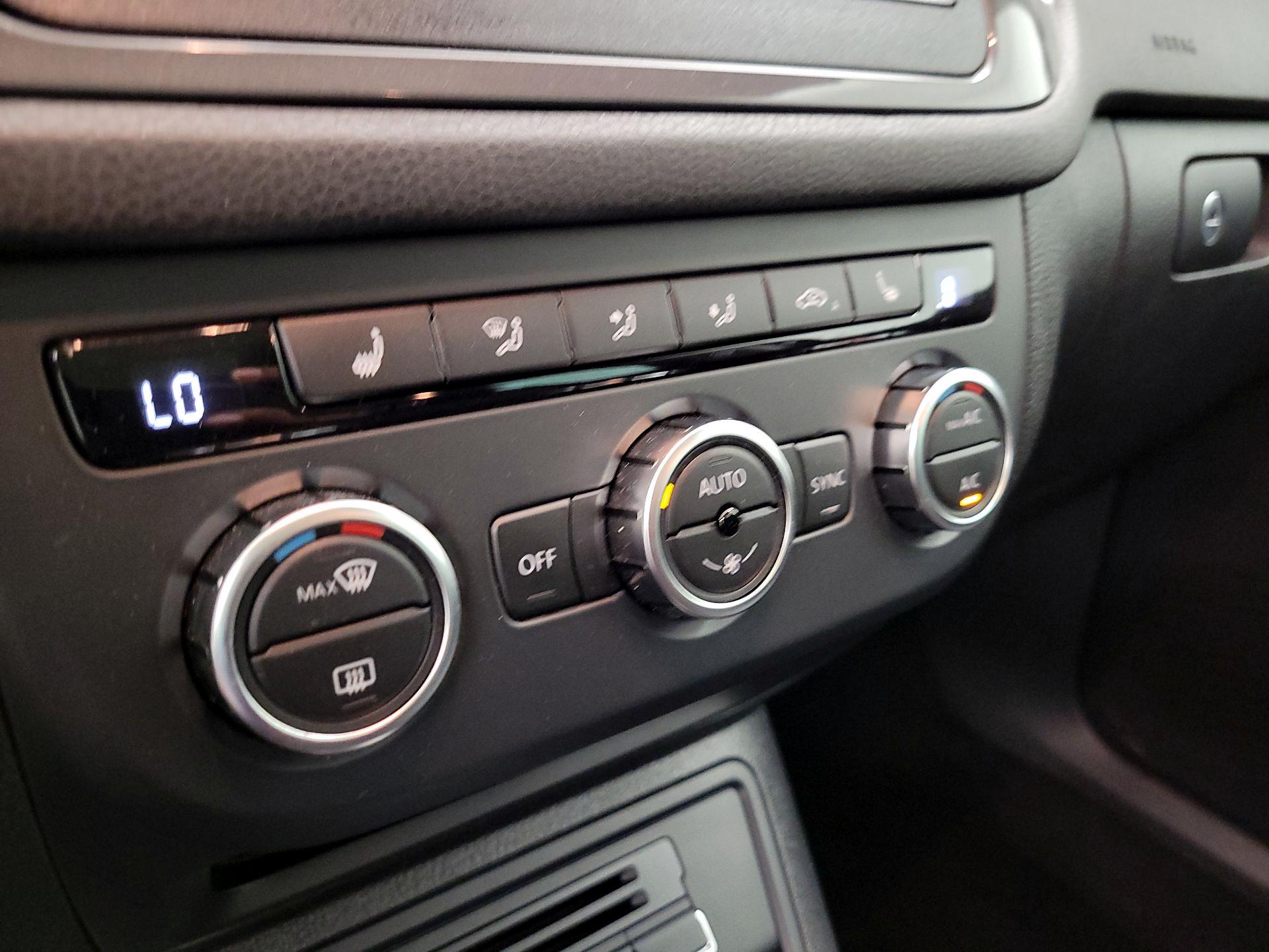 Thumbnail: 2014 Volkswagen Tiguan - 16