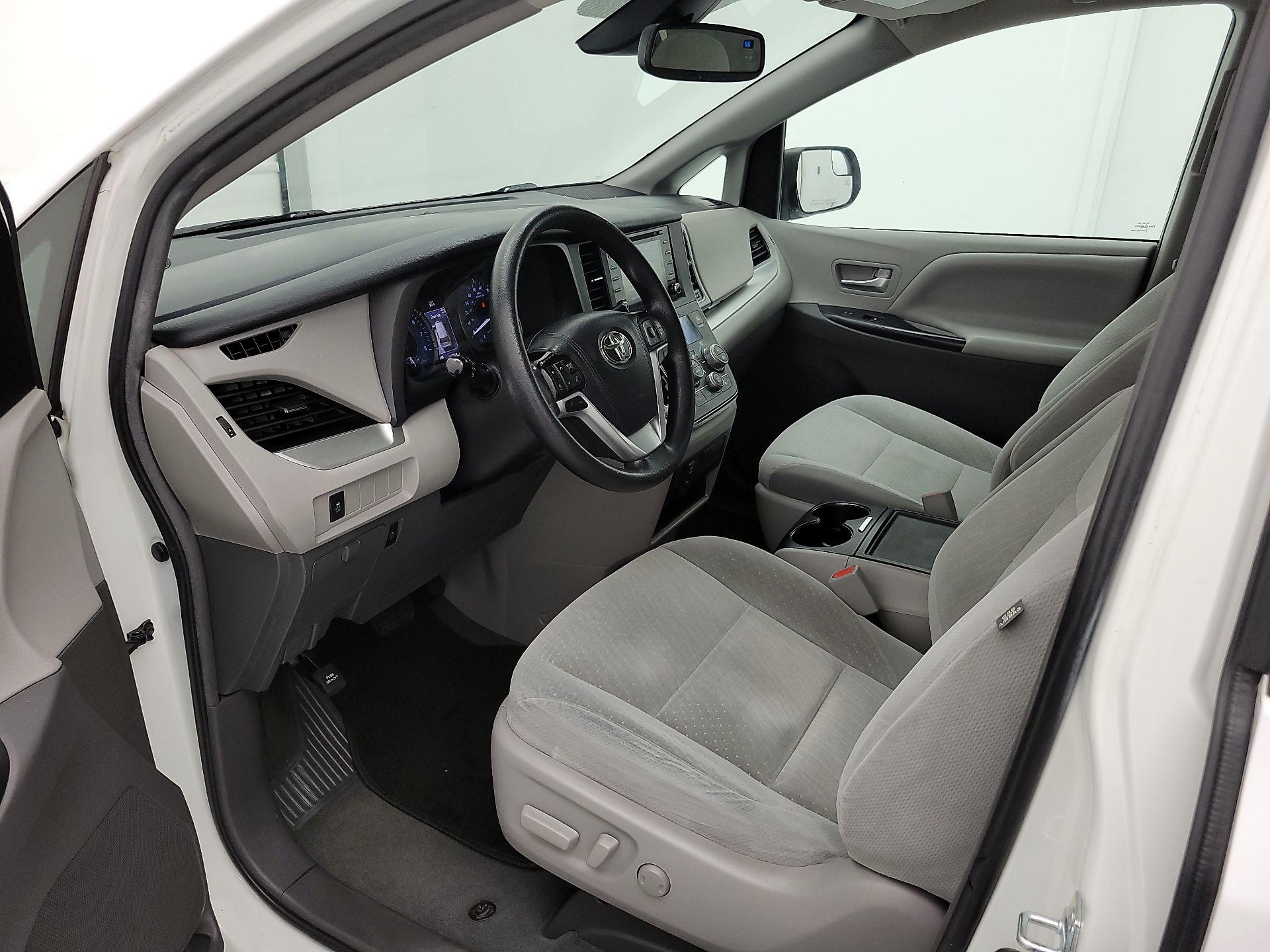 Thumbnail: 2019 Toyota Sienna - 11