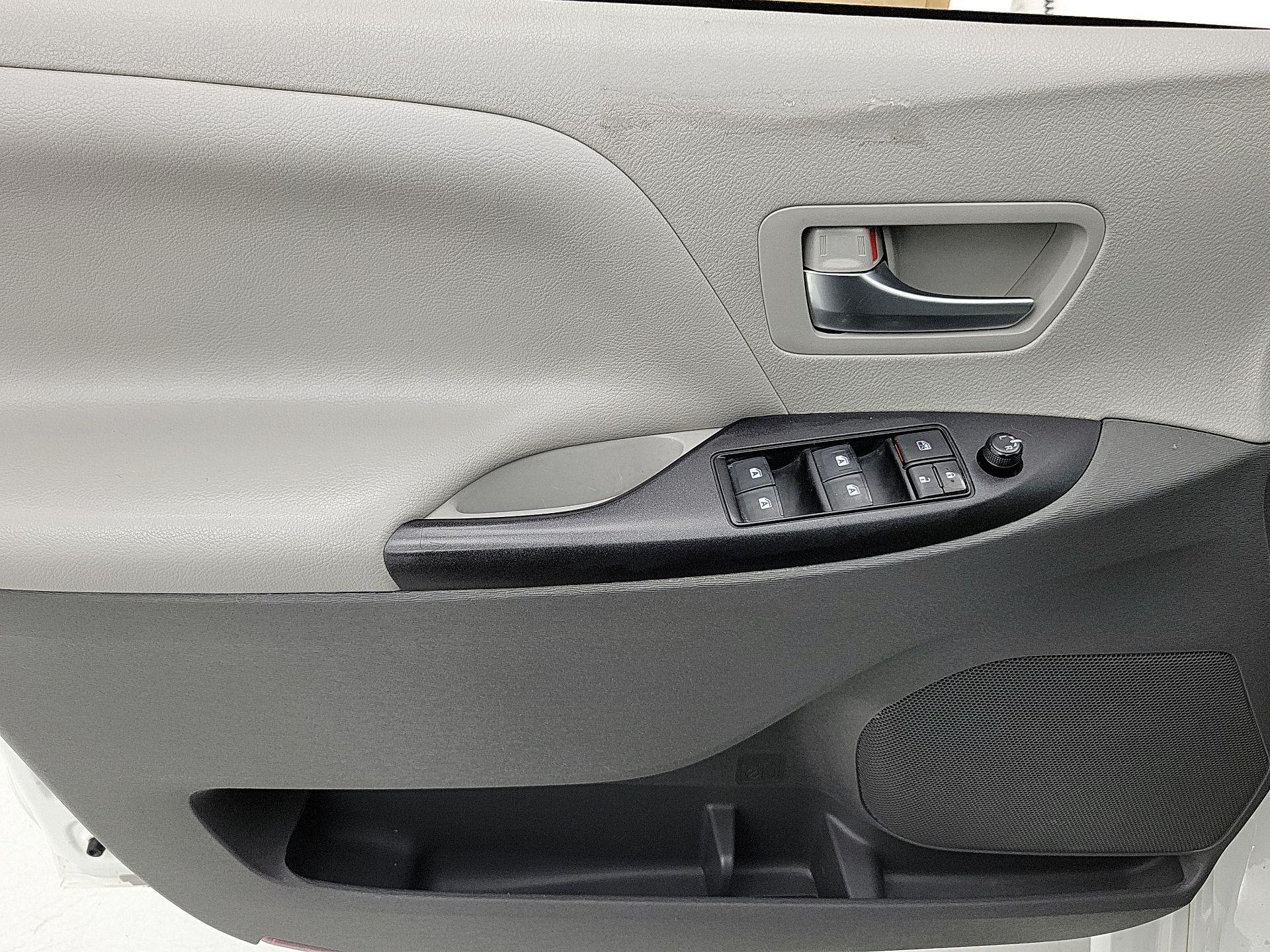 Thumbnail: 2019 Toyota Sienna - 12