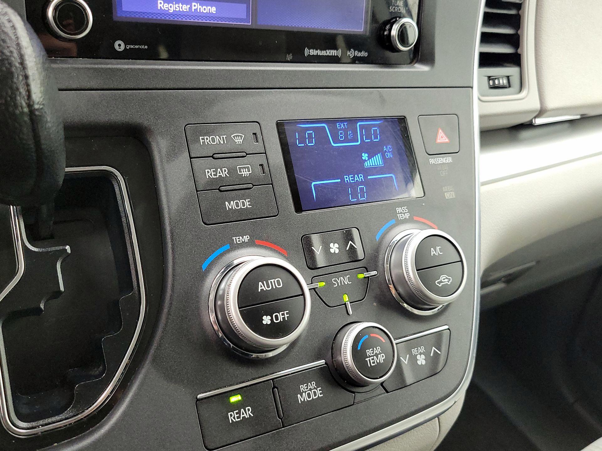 Thumbnail: 2019 Toyota Sienna - 16