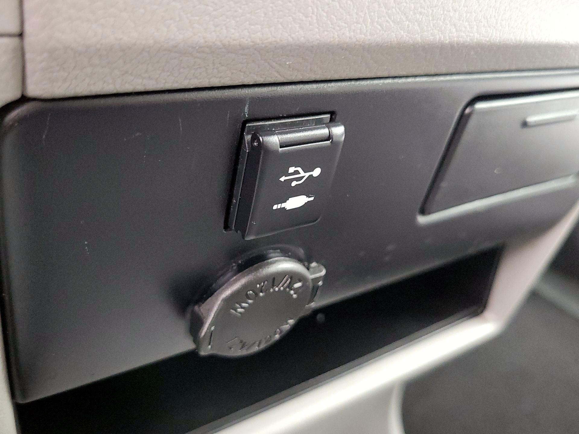 Thumbnail: 2019 Toyota Sienna - 18