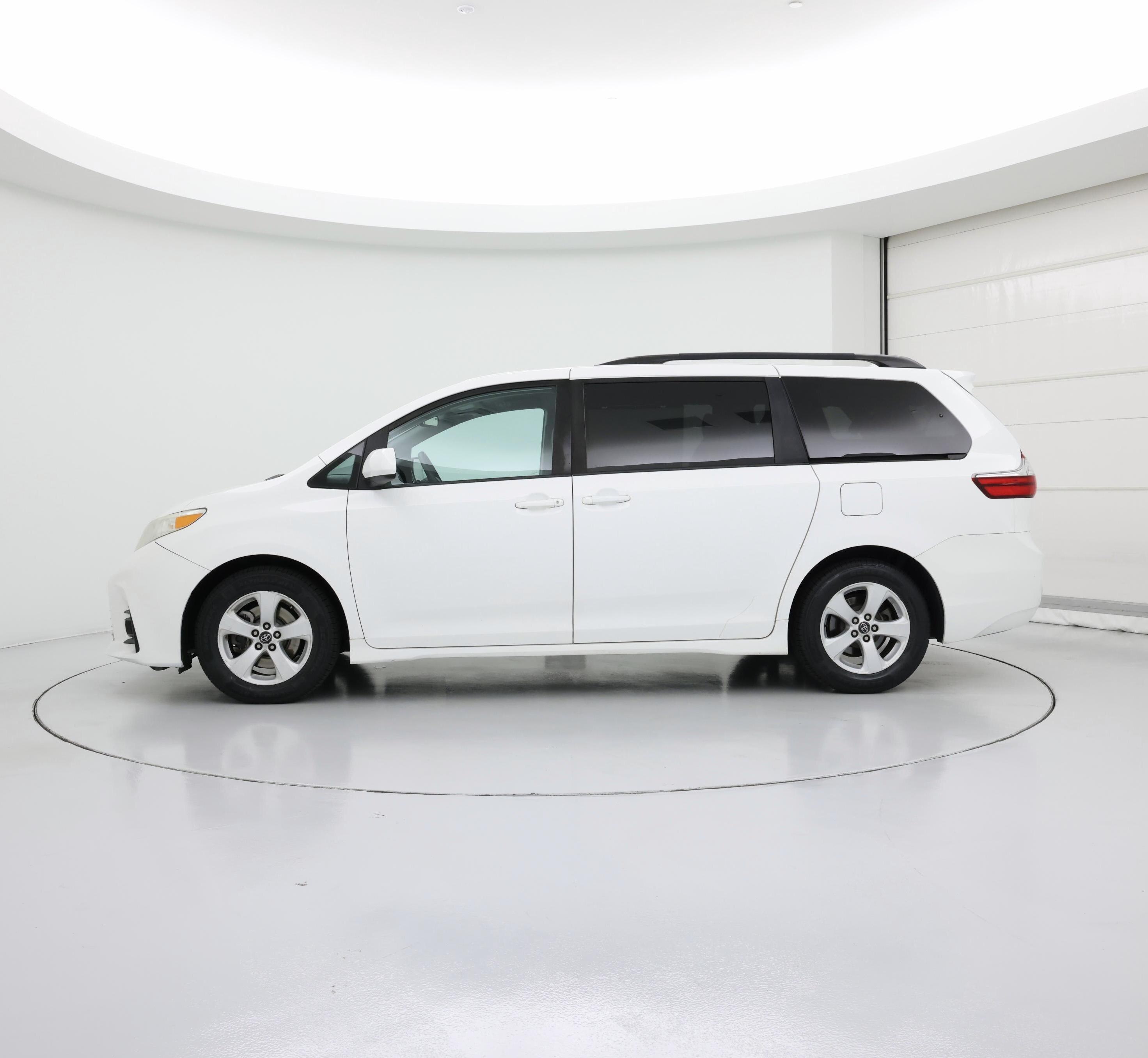 Thumbnail: 2019 Toyota Sienna - 3