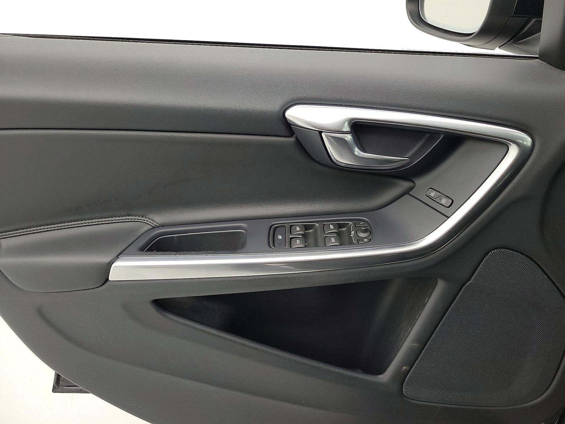 Thumbnail: 2016 Volvo V60 - 12