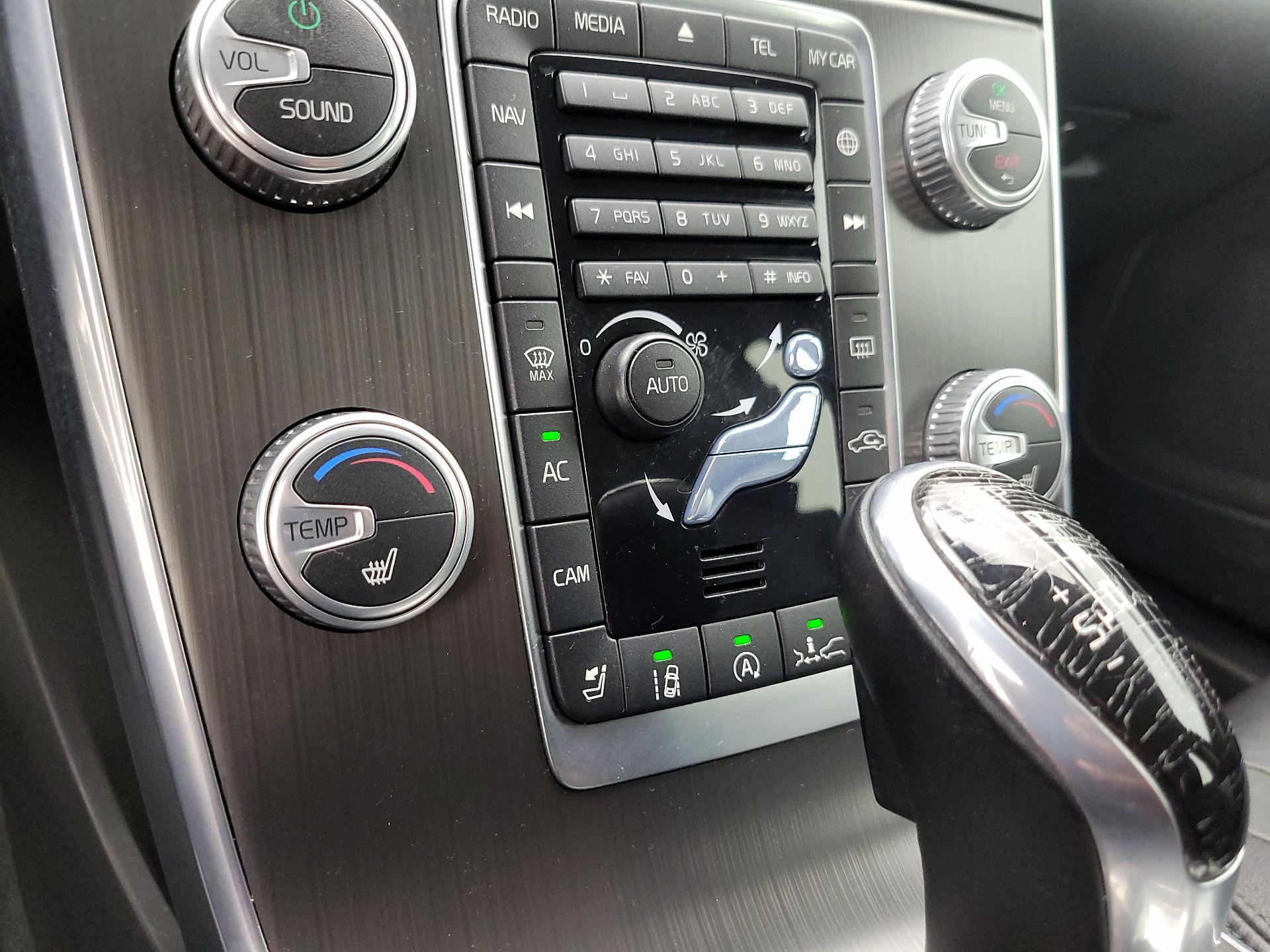 Thumbnail: 2016 Volvo V60 - 17